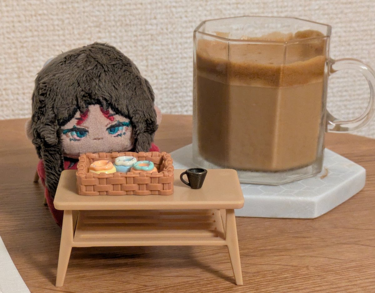 q15lex's tweet photo. 陰キャの中の陰キャだからオシャレなカフェとかでぬい撮りなんかできるはずもなく、家の中でコソコソ撮っているのである　#巨人ぬい補完計画 https://t.co/GgHut5kzIP