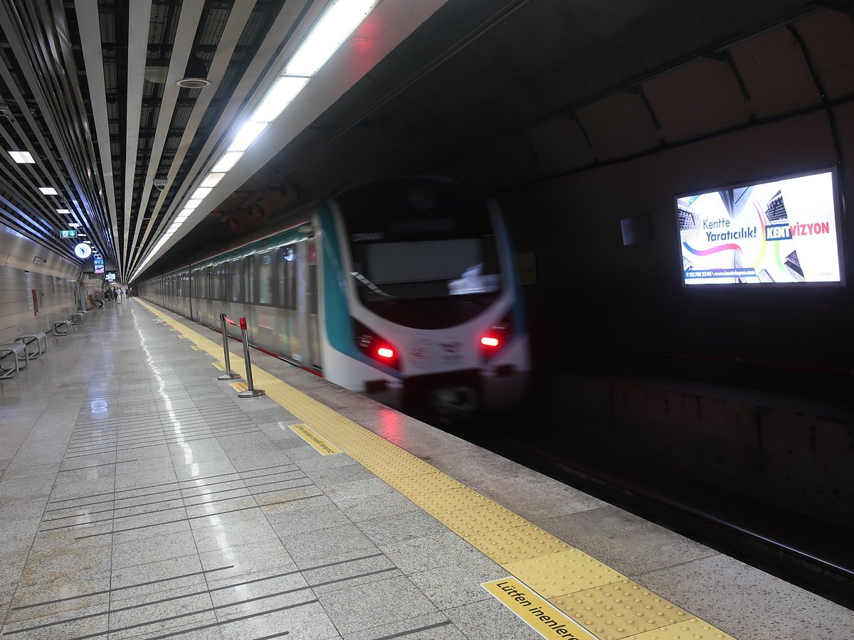 curiosidadafoco's tweet photo. Sob as águas do Bósforo existe um túnel ferroviário ligando Europa e Ásia. O Marmaray passa sob o estreito e transformou uma travessia histórica em uma viagem subterrânea de poucos minutos. 🚆🌊

#Bósforo #Marmaray #Istambul #Engenharia https://t.co/UdDpIM9Y4X