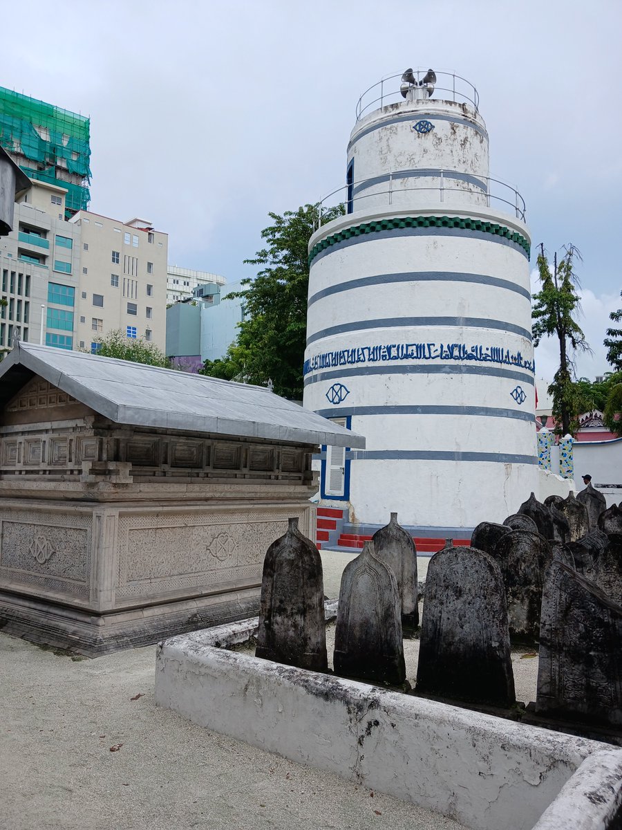 ManadhooThoriq's tweet photo. ރާއްޖެ އިސްލާމްވިތާ 900 އަހަރުފުރުނީ އިއްޔެއެވެ. އިއްޔެ އަކީ ރާއްޖެ އިސްލާމްވި ދުވަހުގެ ގޮތުގައި ފާހަގަ ކުރާ ދުވަހެވެ. ރަބީއުލް އާޚިރު މަހުގެ 2 ވަނަ ދުވަހެވެ.
ރާއްޖެ އިސްލާމްވި ދުވަސް ކިތަންމެ ކުލަގަދަކޮން ފާހަގަ ކުރިނަމަވެސް ރާއްޖޭގައިހުރި އިސްލާމީ އާސާރުތަށް ވަނީ އަޅާނުލެވި ދޫކޮށްލެވިފައެވެ.
މިއަދު މާލޭ ހުކުރު މިސްކިތާއި، މިސްކިތު ފުރާޅާއި، މިސްކިތު ގޯތިތެރެ އަދި މުންނާރުގެ ބައެއް ފޮޓޯ ނެގީމެވެ. ބައެއް ފޮޓޯ ހިއްސާ ކޮށްލާނަމެވެ.  @MoDLCH @HeritageMv @presidencymv @MMuizzu @HeenaWaleed