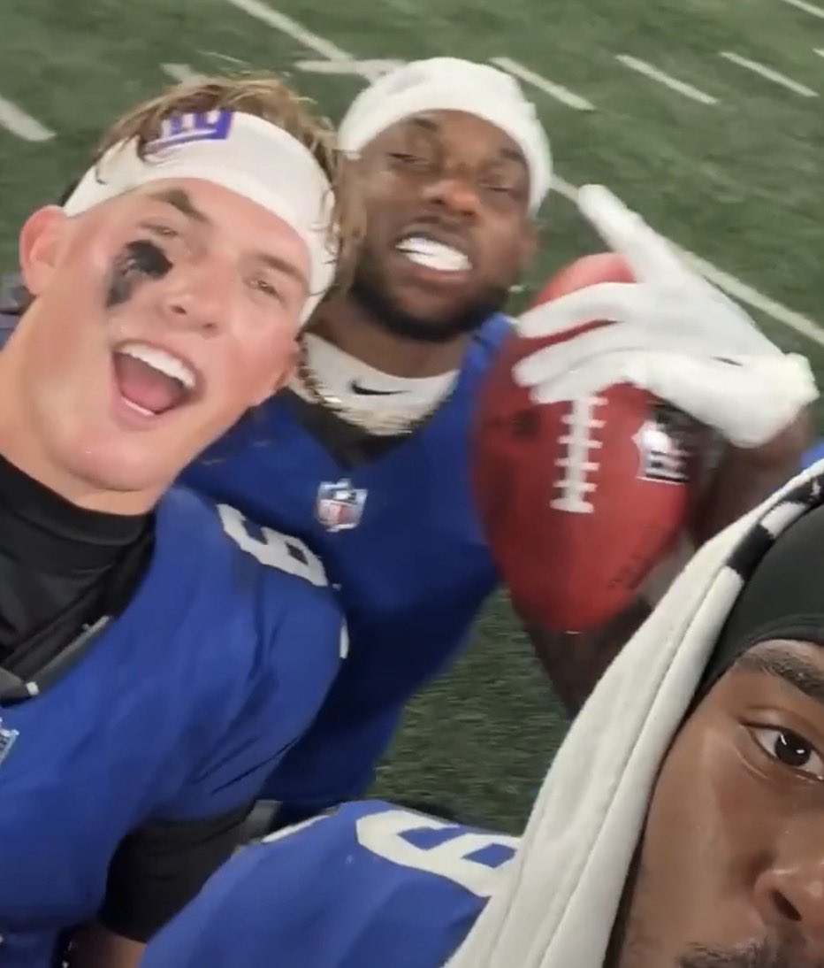 nihilimei's tweet photo. Leek happy as shit he finally has a qb im crying https://t.co/EAHqBKOw5R