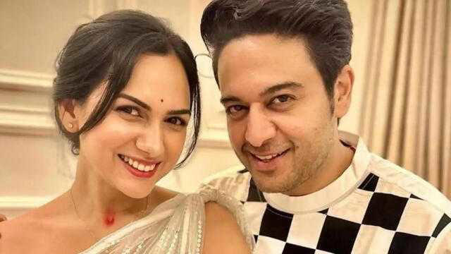 Binge_Watcher_1's tweet photo. Akanksha Chamola ne ₹10 crore alimony wali rumours ko seedha deny kar diya 👀

Boli — agar sach mein itne paise maange hote toh yahan interview nahi de rahi hoti, abroad shift ho chuki hoti 😭😂

Orry ke hint ke baad jo rumours ud rahe the, unpe Akanksha ne full stop laga diya 💀

#BiggBoss20 #BB20 #AkankshaChamola