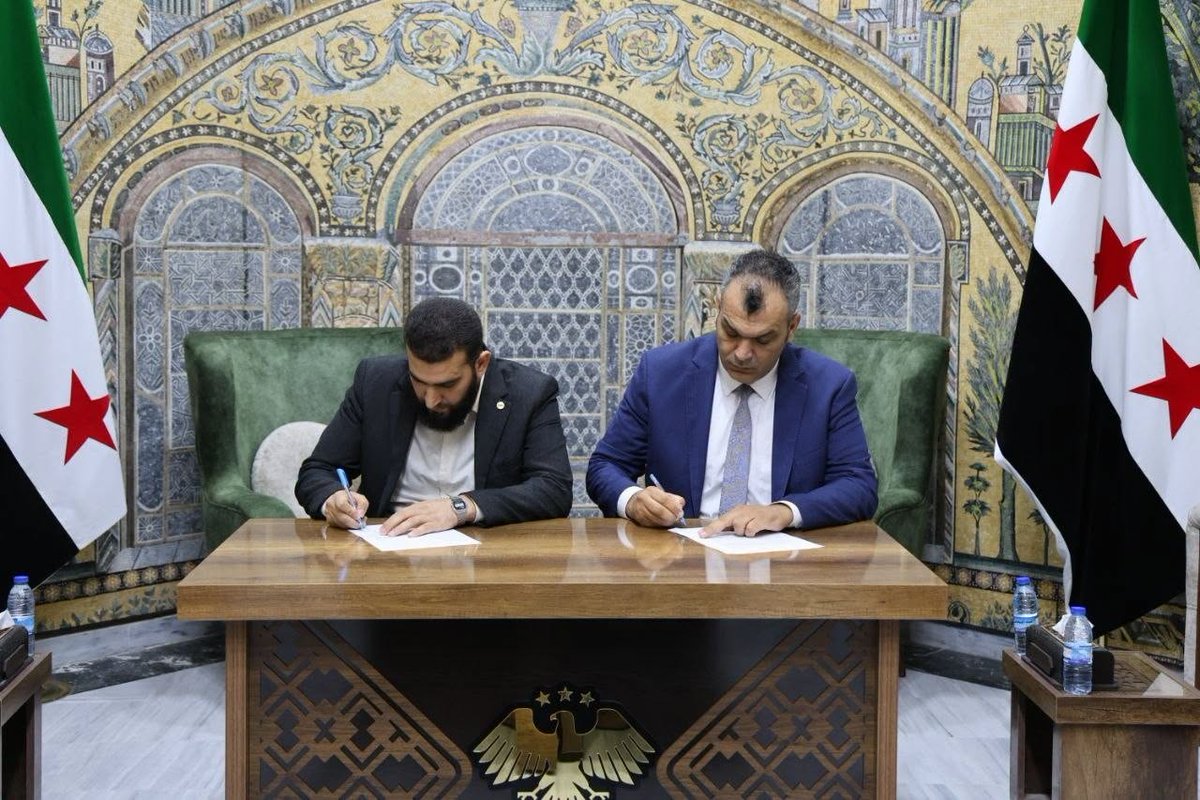 orientngo's tweet photo. 🤝 شراكة جديدة لدعم التعافي والتنمية في إدلب

تعلن مؤسسة أورينت للأعمال الإنسانية والتنمية عن توقيع مذكرة تفاهم مع محافظة إدلب لتنفيذ حزمة من المشاريع الخدمية والتنموية الحيوية، ضمن حملة «الوفاء لإدلب»، بدعم كريم ومباشر من مؤسس المؤسسة ورئيس المجموعة، السيد غسان عبود. https://t.co/wz1erN2pEE