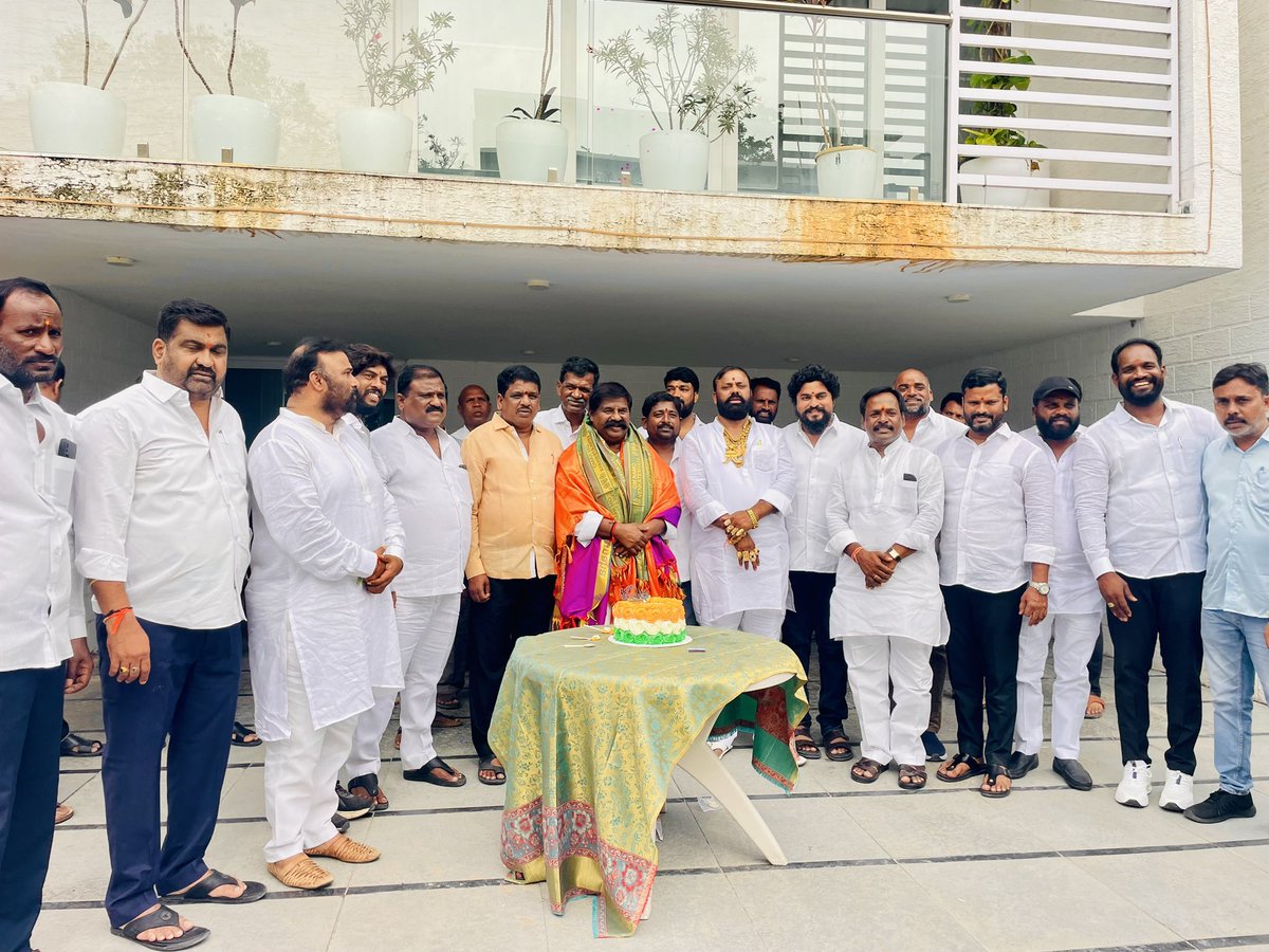 KNagenderReddy's tweet photo. రంగారెడ్డి జిల్లా కాంగ్రెస్ పార్టీ అధ్యక్షులు, రాష్ట్ర అర్బన్ డెవలప్‌మెంట్ కార్పొరేషన్ చైర్మన్ శ్రీ చల్ల నరసింహారెడ్డి గారికి హృదయపూర్వక జన్మదిన శుభాకాంక్షలు. 💐

రాష్ట్ర ముదిరాజ్ కార్పొరేషన్ చైర్మన్ శ్రీ జ్ఞానేశ్వర్ ముదిరాజ్ గారి ఆధ్వర్యంలో వారి నివాసంలో జన్మదిన వేడుకల్లో https://t.co/HU6r2nPt1w