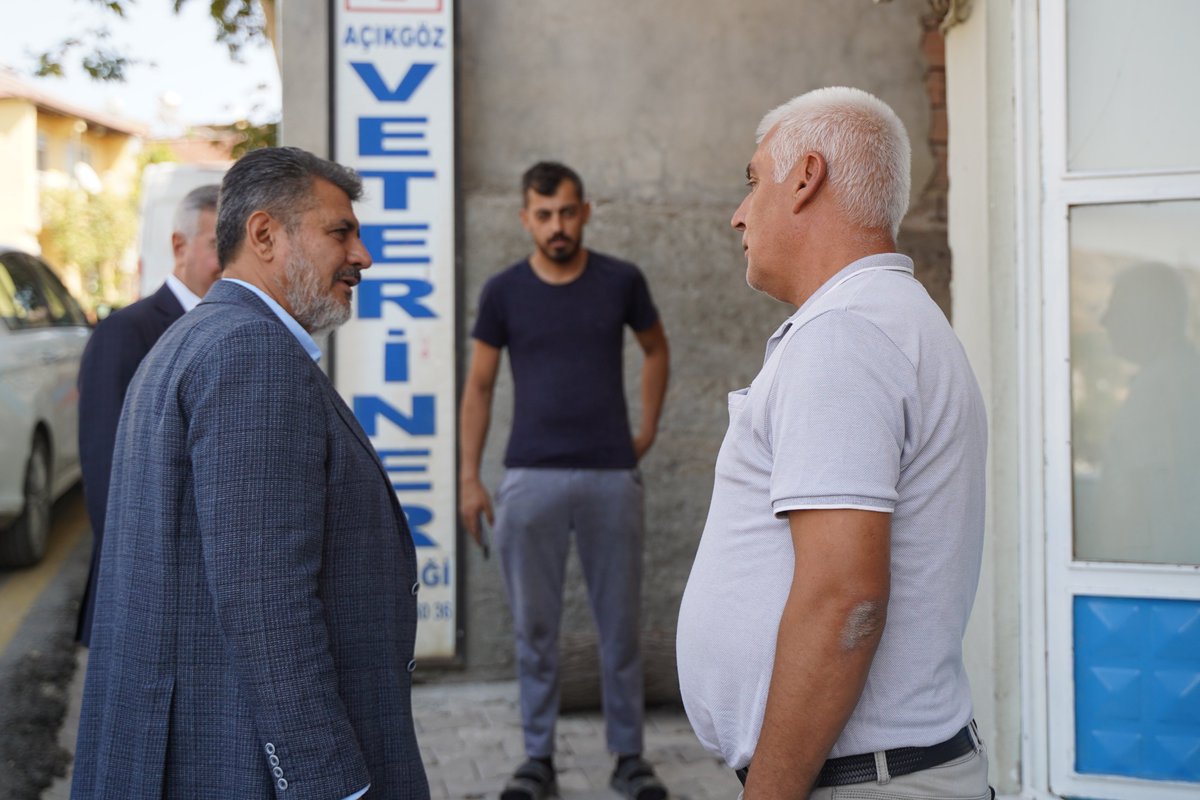 OmerOBDebgici's tweet photo. 📍 Adıyaman / Tut

Genel Merkezimizin organizasyonunda gerçekleştirilen Türkiye Buluşmaları kapsamında Tut’ta esnafımızı ziyaret ettik.

İşlerinin başında ziyaret ettiğimiz esnaf kardeşlerimizle ilçenin ticari hayatını, yaşanan sıkıntıları ve beklentileri konuştuk. Sahadan aldığımız her görüşü önemsiyor, çözüm bekleyen konuları ilgili mercilerle paylaşarak takip ediyoruz.

Misafirperverlikleri ve samimi sohbetleri için Tutlu esnafımıza teşekkür ediyorum.