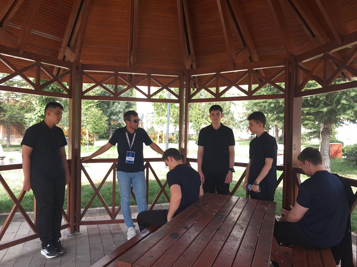 GSB_ZileGM's tweet photo. 📚🎉 İlk ders zili çaldı, okul heyecanı başladı!

Biz de gençlerimizi ziyaret edip ilk gün coşkusuna ortak olduk. 🫶
Yeni dönem, yeni hedefler, yepyeni hikâyeler! 🚀

#zilegençlikmerkezi
#gsbgm
#ilkgünheyecanı📒📚 https://t.co/eKJkgSXpfX
