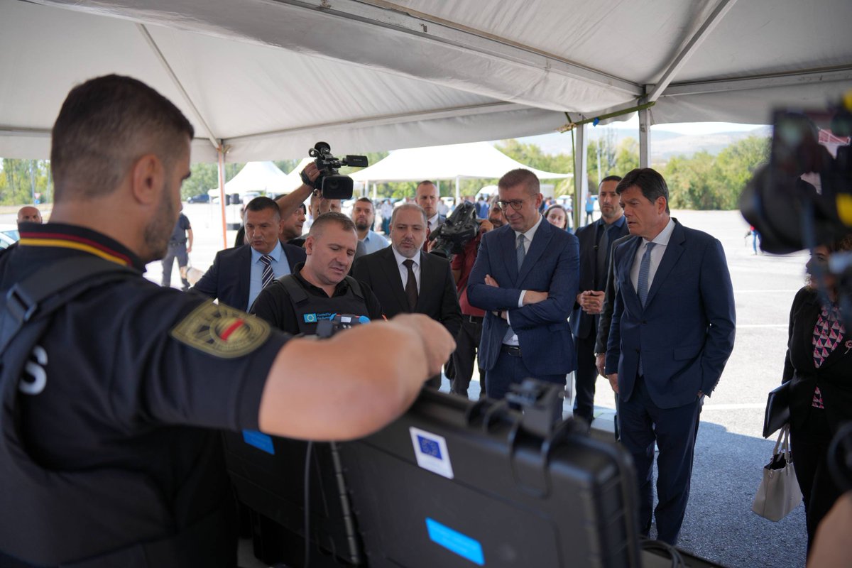 VladaMK's tweet photo. Мицкоски: Со новата опрема од ЕУ за Царината ја засилуваме борбата против организираниот криминал ⬇️

🔗https://t.co/cKb8AbwHK7 https://t.co/lkRXJsY3qF