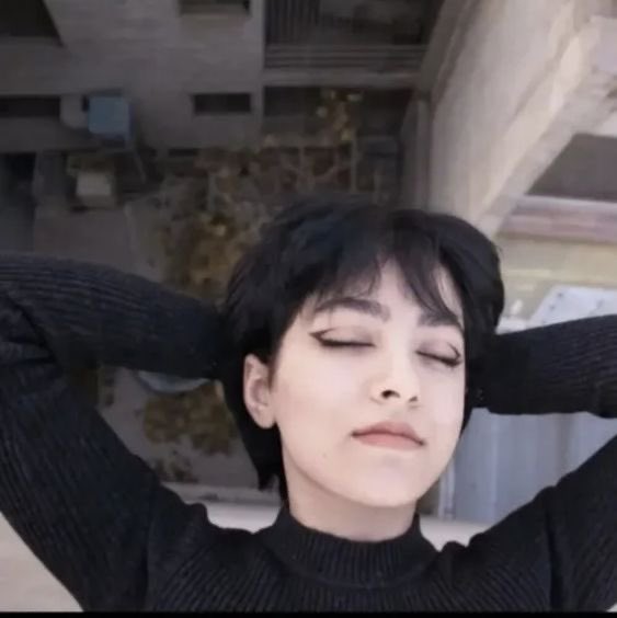 arex___x's tweet photo. نیکای عزیزم هر پاییز که سالگردت میشه نه؛من هر بارکه پامو از خونه میزارم بیرون هر باری که آزاد و رها باد توی موهام میچرخه
هر بار که پیرهنی که دوستش دارم رو میپوشم 
هر باری که دامن چین چین مورد علاقمو توی خیابون های تهران میپوشم
 قلبم برات فشرده میشه
اجازه نمیدم مرگت بیهوده باشه🩷 https://t.co/vF8UGb0gNI