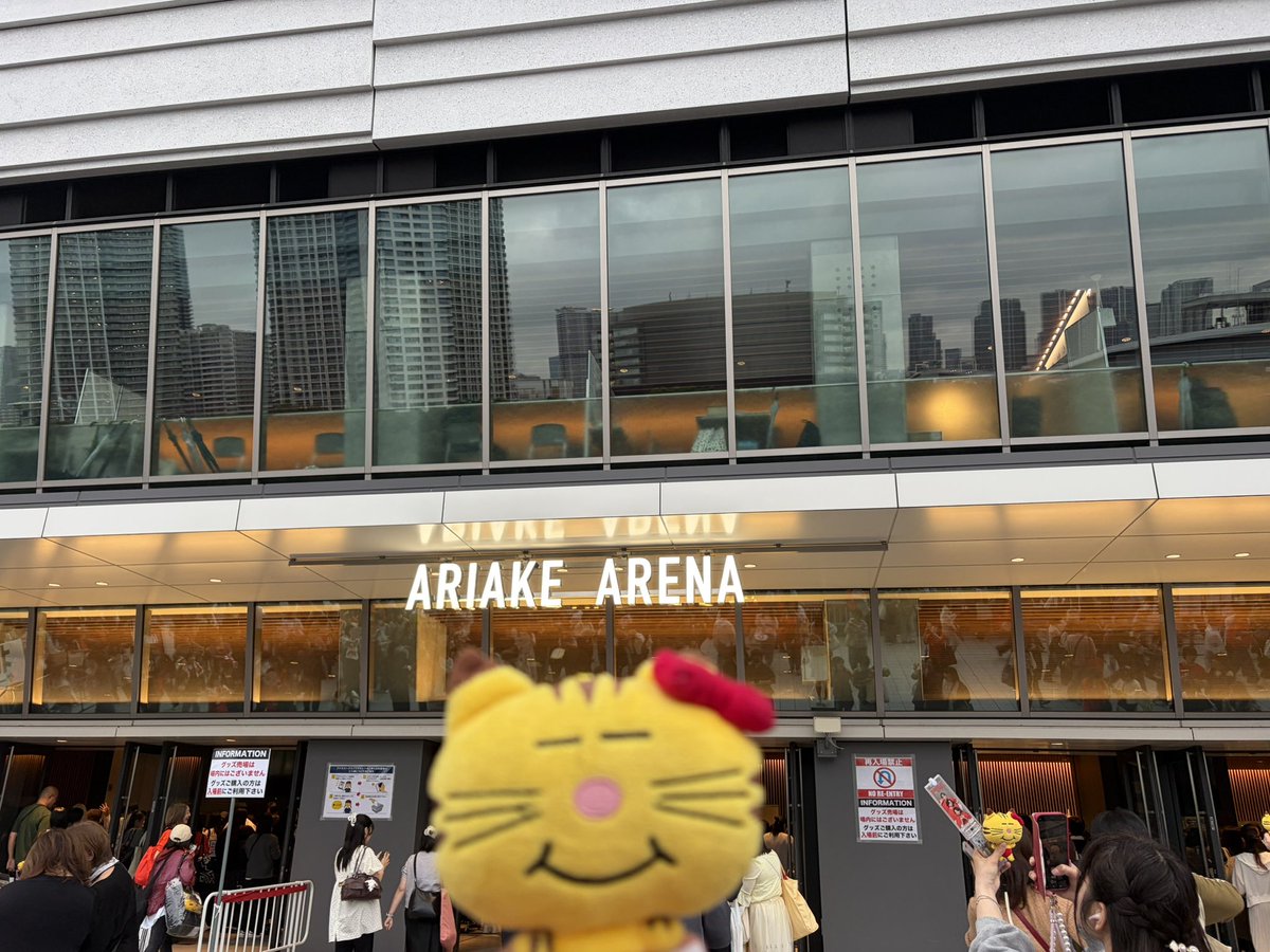 Tgms1220Msd74's tweet photo. 1枚目 金曜日 NEWSのLIVE行ってきた💛
   アリーナでこっち側に来たらめっちゃ見える位置でした！
2枚目＆3枚目 土曜日 初ドズル社のオフイベ✨
   おんりーちゃん動きが可愛かった💛
4枚目  日曜日 NEWS大集会 からの LIVE
   大集会は金曜日と同じブロックの反対通路側🤣
   そして案の定4階に… https://t.co/XkLcR7PPXW