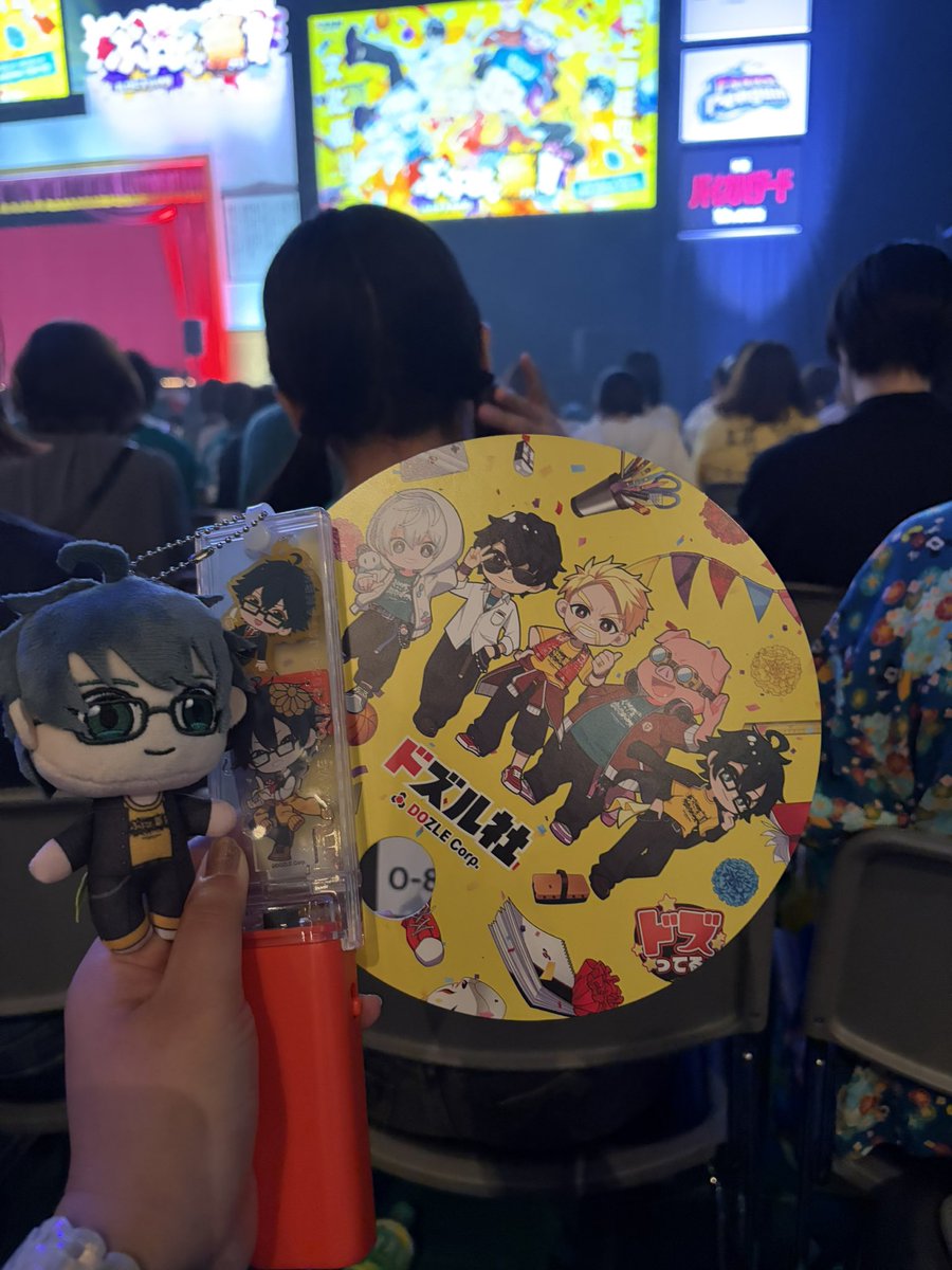 Tgms1220Msd74's tweet photo. 1枚目 金曜日 NEWSのLIVE行ってきた💛
   アリーナでこっち側に来たらめっちゃ見える位置でした！
2枚目＆3枚目 土曜日 初ドズル社のオフイベ✨
   おんりーちゃん動きが可愛かった💛
4枚目  日曜日 NEWS大集会 からの LIVE
   大集会は金曜日と同じブロックの反対通路側🤣
   そして案の定4階に… https://t.co/XkLcR7PPXW