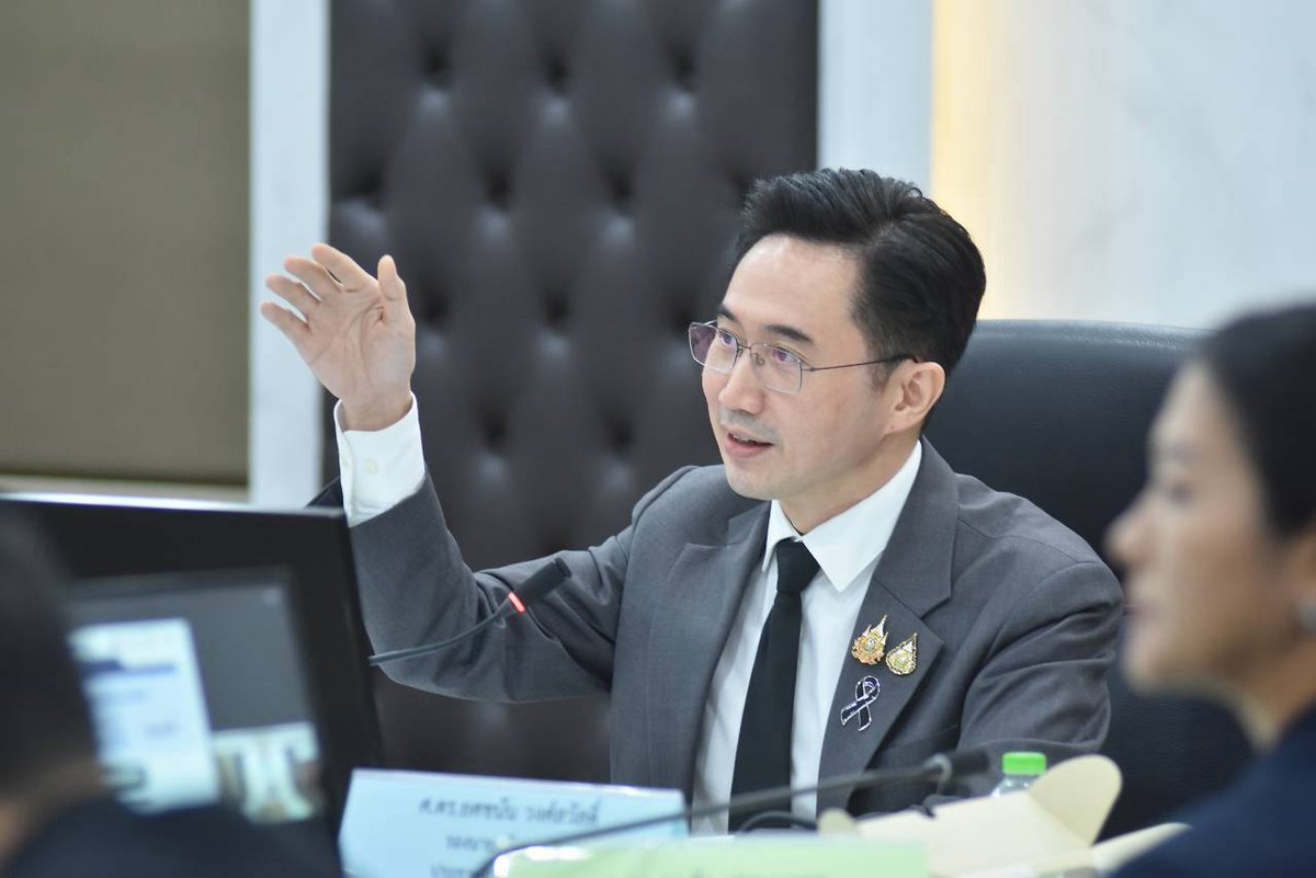 YodchananW's tweet photo. บอร์ดทุนมนุษย์ภายใต้ กรอ. เริ่มการประชุมนัดแรกอย่างเป็นทางการแล้วครับ

บรรยากาศการหารือวันนี้เต็มไปด้วยพลังและข้อเสนอที่สร้างสรรค์ เราได้แลกเปลี่ยนมุมมองกันอย่างตรงไปตรงมาเพื่อปลดล็อกกรอบความคิดใหม่ ๆ ทุกความเห็นล้วนมีคุณค่าและมุ่งไปสู่เป้าหมายเดียวกัน คือการขับเคลื่อนอนาคตของประเทศ

ผมต้องขอขอบพระคุณ สอวช. ในฐานะฝ่ายเลขานุการ และที่สำคัญคือท่านผู้ทรงคุณวุฒิจากทั้งภาครัฐและเอกชนทุกท่าน ผมรู้สึกเป็นเกียรติอย่างยิ่งที่ได้มีโอกาสรับฟังและร่วมงานกับท่านที่มีความเชี่ยวชาญและตั้งใจจริง ด้วยประสบการณ์และวิสัยทัศน์ของทุกท่าน ผมเชื่อมั่นว่าบอร์ดชุดนี้จะเป็นกลไกสำคัญในการวางรากฐานให้กับประเทศไทยได้

งานด้านการพัฒนาทุนมนุษย์อาจเป็นงานเบื้องหลังที่ต้องอาศัยเวลาในการบ่มเพาะเพื่อสร้างการเปลี่ยนแปลง แต่นี่คือภารกิจที่ 'ไม่ทำไม่ได้' ครับ เพราะคนคือทรัพยากรที่สำคัญที่สุด ที่จะเชื่อมโยงการพัฒนาประเทศในทุกมิติเข้าด้วยกันอย่างแท้จริง

ขอขอบพระคุณทุกท่านอีกครั้งครับ ที่ให้เกียรติมาร่วมกันวางรากฐานที่สำคัญนี้ให้กับประเทศของเรา