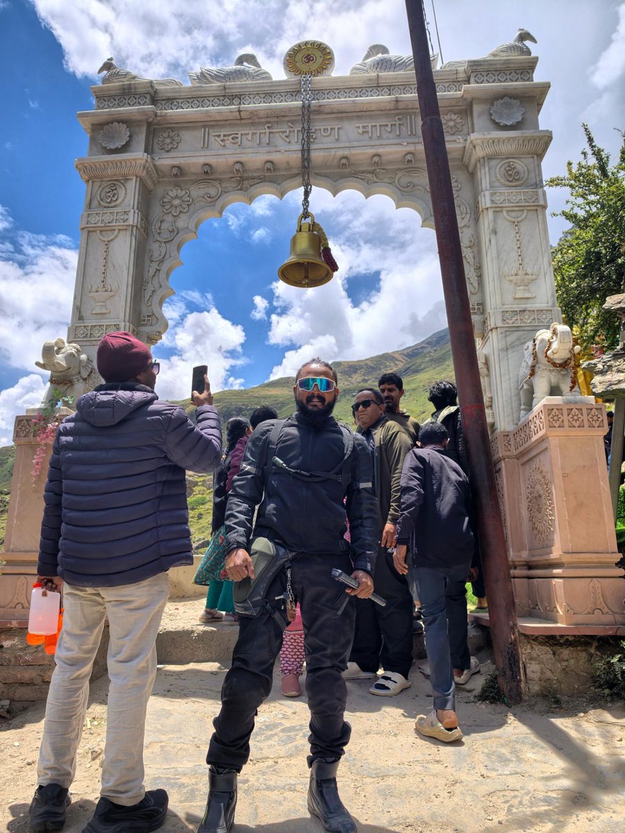 CleoraDrexacll's tweet photo. Mana Village, Uttarakhand, is where mythology meets the Himalayas. Just 4 km from Badrinath, explore Vyas Gufa, Ganesh Gufa, Bhim Pul and the Saraswati River. Snowbound for nearly 6 months, visit during the open season. https://t.co/5bfk49Wp0N