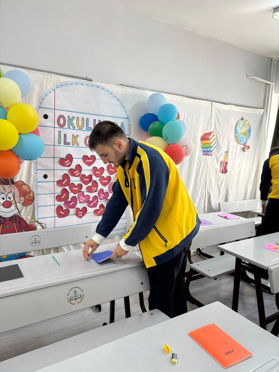 UFBKhas's tweet photo. #ÜnifebCares projeleri kapsamında 1907 ÜNİFEB Kadir Has Üniversitesi örgütlenmesi olarak eğitim-öğretim hayatına başlayacak kardeşlerimize kırtasiye seti hediye ederek "Çocuklarla Aydınlık Gelecek" projemizi gerçekleştirdik. https://t.co/gNSOEZ7V6q