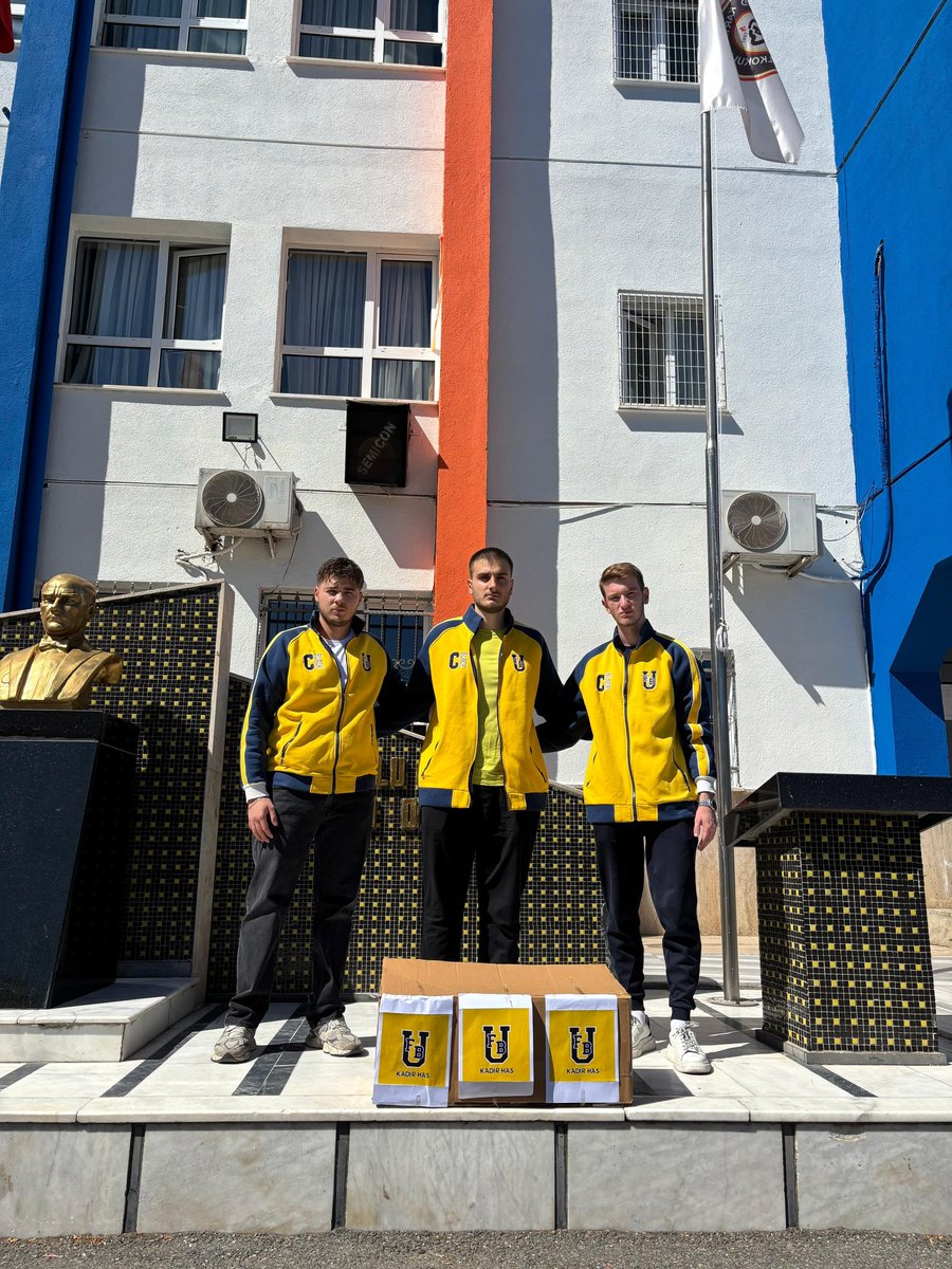 UFBKhas's tweet photo. #ÜnifebCares projeleri kapsamında 1907 ÜNİFEB Kadir Has Üniversitesi örgütlenmesi olarak eğitim-öğretim hayatına başlayacak kardeşlerimize kırtasiye seti hediye ederek "Çocuklarla Aydınlık Gelecek" projemizi gerçekleştirdik. https://t.co/gNSOEZ7V6q