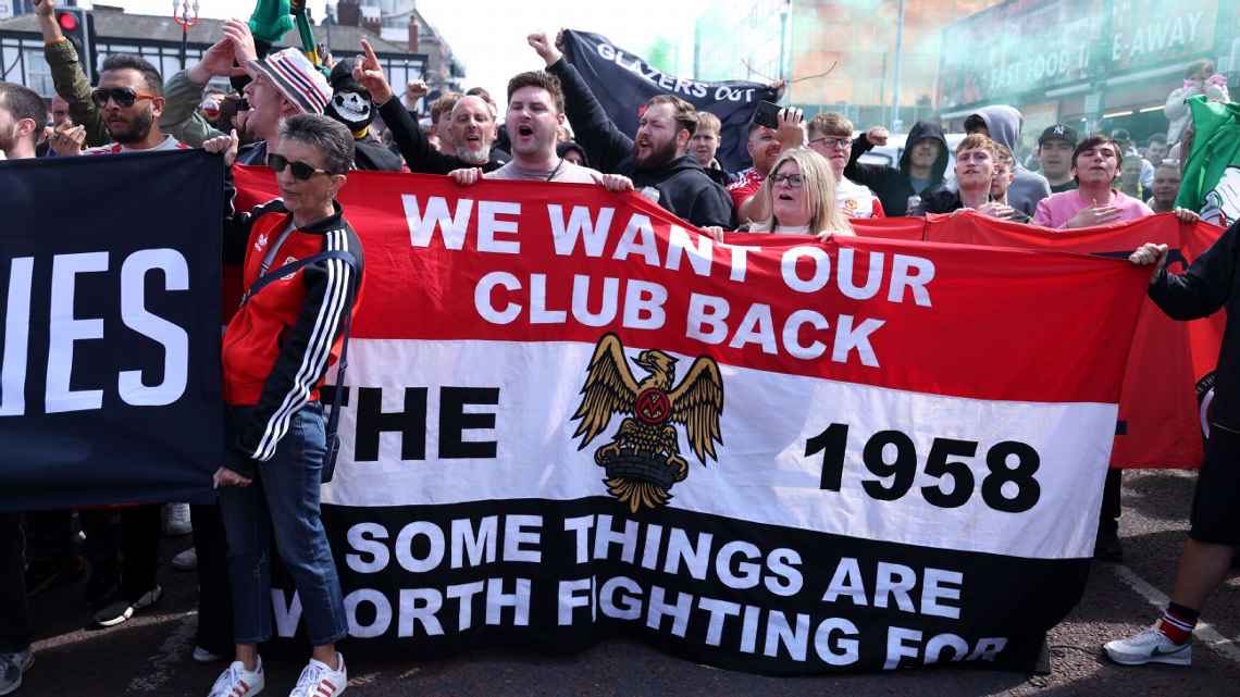 klyczki's tweet photo. Man United fans marched on Old Trafford before the derby after 685 season tickets were revoked in a touting crackdown.

Inside, Stretford End flags were removed for one message:

“THE WAY YOU TREAT US IS A DISGRACE.”

#MUFC #ManUtd #The1958 #Ultras #Klyczki https://t.co/5g2BBI2LZ2