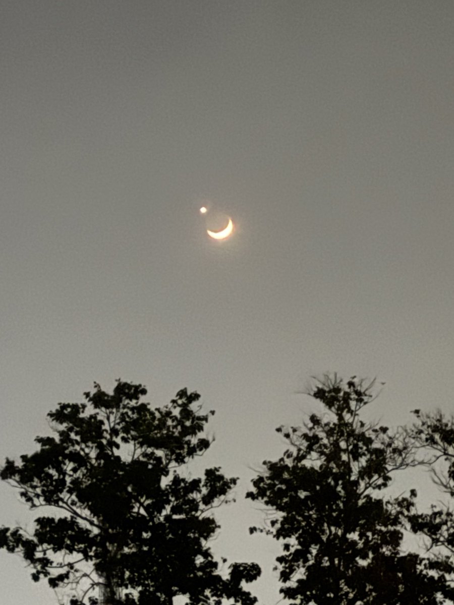 saifumam's tweet photo. Bulan sabit di malam ini. Diambil jam 19.30 dan 19.33 dari Pamulang. Ada cahaya di atas bulan itu, apa ya? Ada yg tahu? https://t.co/hmwb8PUHOx