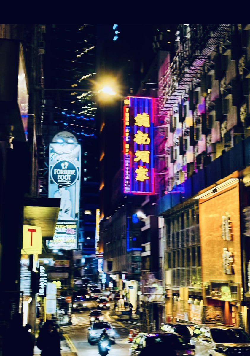 sinsin_410's tweet photo. #香港に行ったことのない人に香港の空気を伝えよう

二枚目は重慶大厦から見える景色。やっぱり夜がいいですね！ https://t.co/CDuyQgJbEG