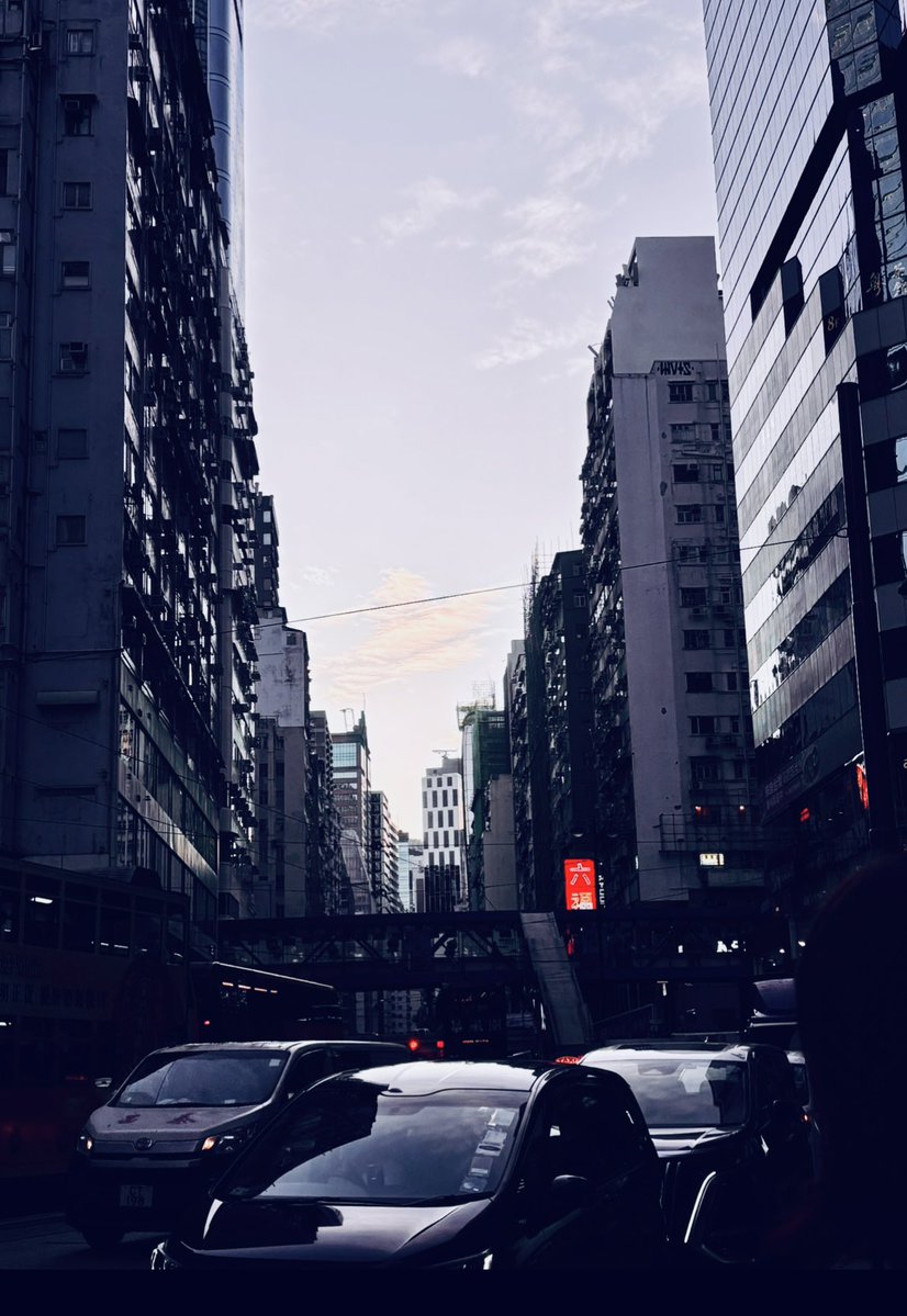 sinsin_410's tweet photo. #香港に行ったことのない人に香港の空気を伝えよう

二枚目は重慶大厦から見える景色。やっぱり夜がいいですね！ https://t.co/CDuyQgJbEG