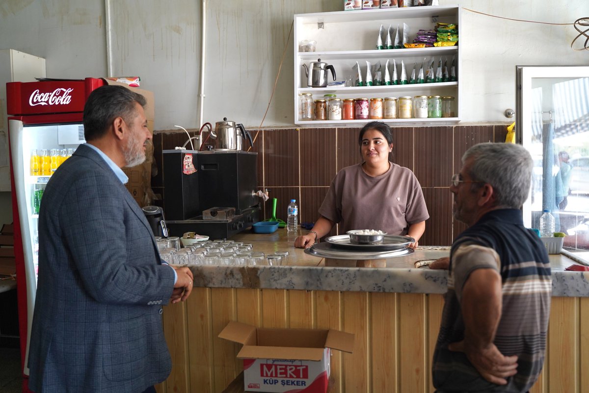 OmerOBDebgici's tweet photo. 📍 Adıyaman / Tut

Genel Merkezimizin organizasyonunda gerçekleştirilen Türkiye Buluşmaları kapsamında Tut’ta esnafımızı ziyaret ettik.

İşlerinin başında ziyaret ettiğimiz esnaf kardeşlerimizle ilçenin ticari hayatını, yaşanan sıkıntıları ve beklentileri konuştuk. Sahadan aldığımız her görüşü önemsiyor, çözüm bekleyen konuları ilgili mercilerle paylaşarak takip ediyoruz.

Misafirperverlikleri ve samimi sohbetleri için Tutlu esnafımıza teşekkür ediyorum.
