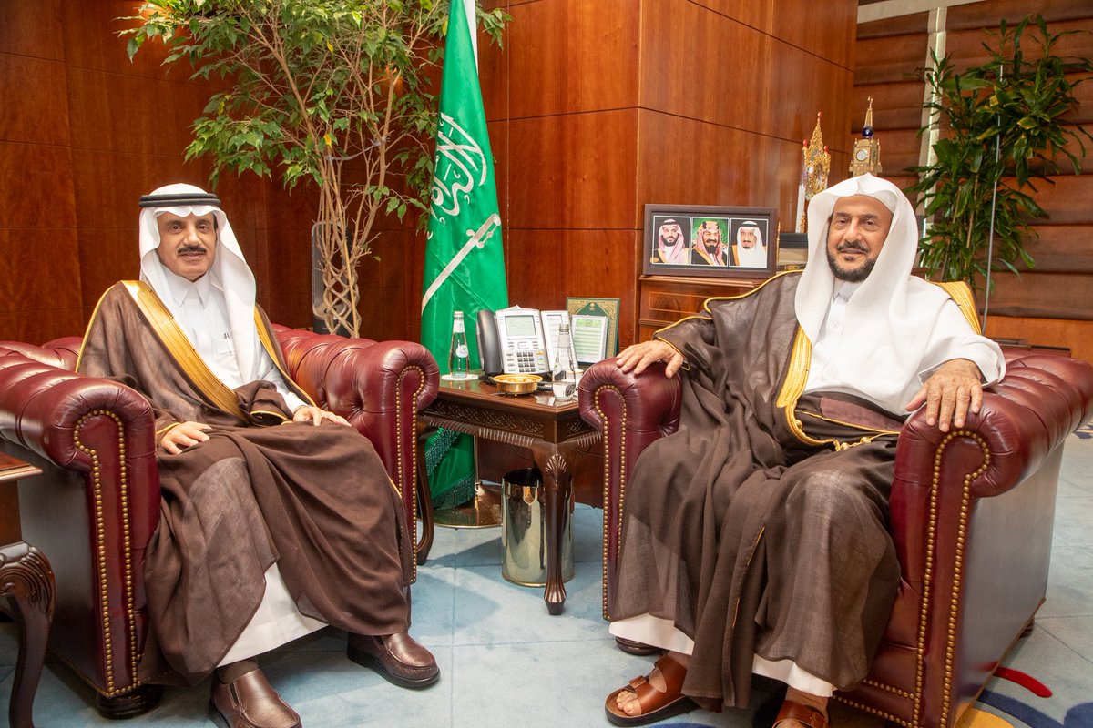 Saudi_Moia's tweet photo. التقى معالي وزير #الشؤون_الإسلامية الشيخ د. عبداللطيف آل الشيخ، بمكتبه في الرياض اليوم، سعادة الأمين العام لأوقاف صالح بن عبدالعزيز الراجحي، الشيخ عبدالسلام الراجحي، وجرى خلال اللقاء بحث سبل تعزيز التعاون في دعم برامج ومب��درات الوزارة محليًا ودوليًا.

وأثنى معاليه على ما تقدمه أوقاف صالح بن عبدالعزيز الراجحي -رحمه الله- من تعاون مثمر وإسهامات نوعية في دعم عدد من برامج الوزارة ومبادراتها.

رابط الخبر:

https://t.co/uO8qwAOpSs