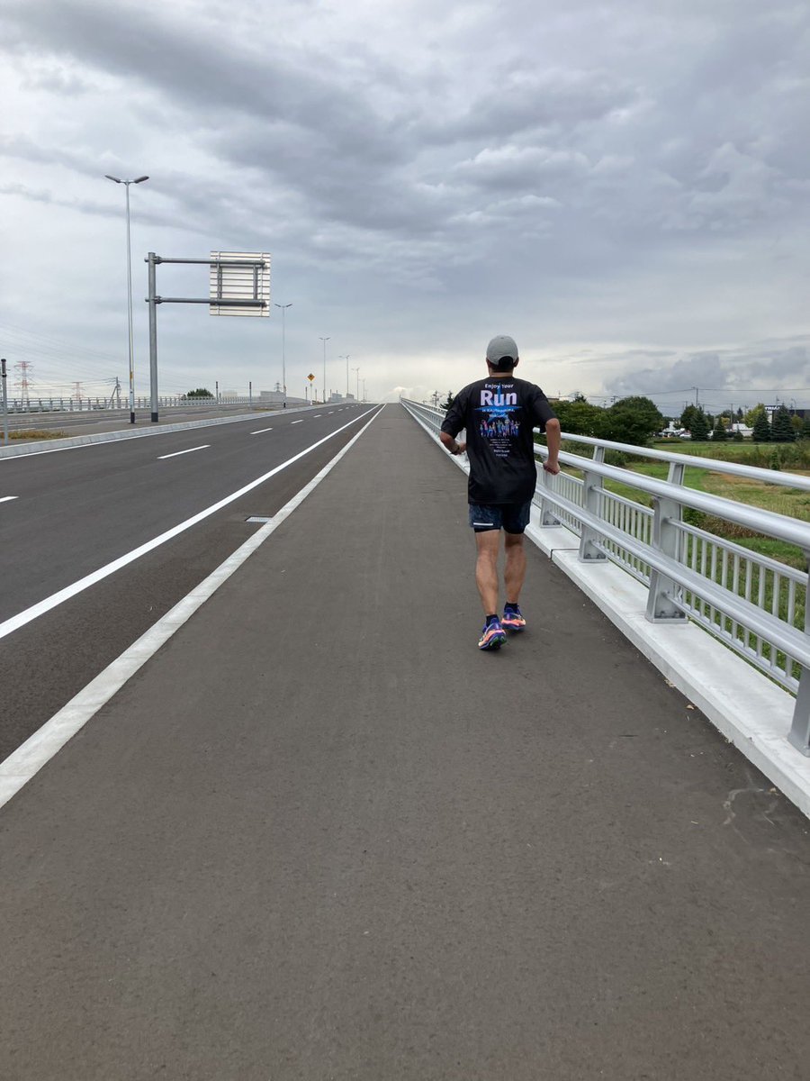 takudosanko's tweet photo. 今までは北大メインで一緒に走っ���が、新道路は信号も少なく全くストレス無いので快適😇

新琴似スポーツ広場は、つどーむの屋外版みたいでペース走、インターバル走に使える💨たまにイベントあったら利用不可なので要注意⚠️
未だに認知度低いし、誰もランナー居ないから好きにどんどん使っちゃうよ😁 https://t.co/6nKvHNfnsr