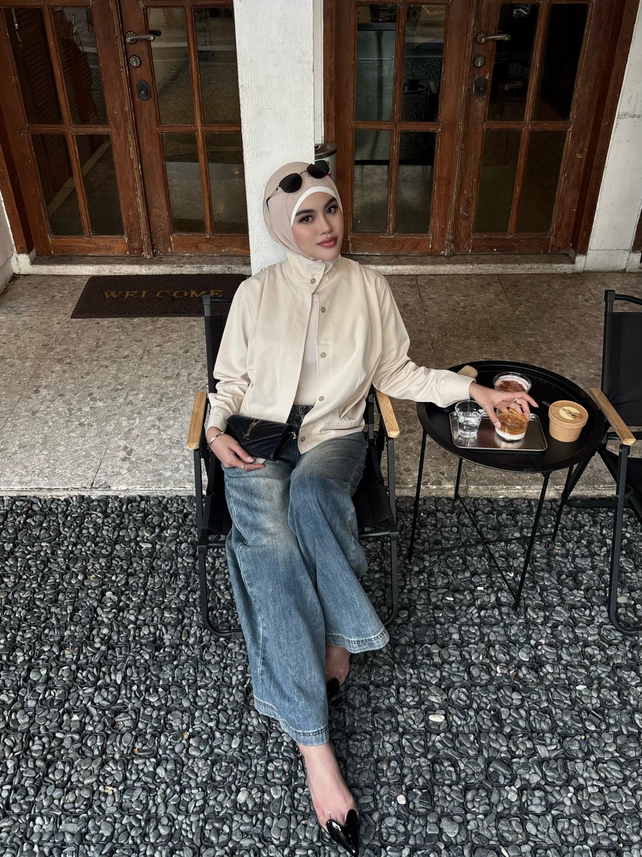 Nora75ini's tweet photo. Just enjoying some fresh air, a peaceful moment, and the beauty of slowing down. 🌿✨ Sometimes, you just need to relax, breathe, and enjoy the moment. 🤍

#Relaxing #PeacefulMoments #GoodVibes #Lifestyle #Fashion https://t.co/ToCFKJpJ1V