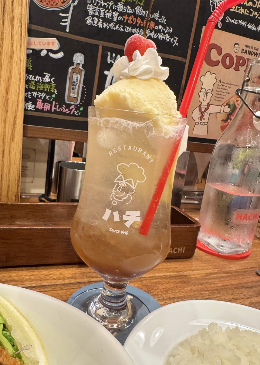 Nyn_24zk's tweet photo. 運転がメインだったので必然的に全然写真撮ってないね！
「丸森ブラック」は黒すぎてびっくり　でもしっかりおいしいラーメンで良かった！　そして帰りは仙台駅のHACHIさんの「大人様プレート」「ハチコーラクリームソーダ」　こういういろんな色が併存してるみたいなごはんが、いちばんうれしいんだ https://t.co/6eGvOotI0l