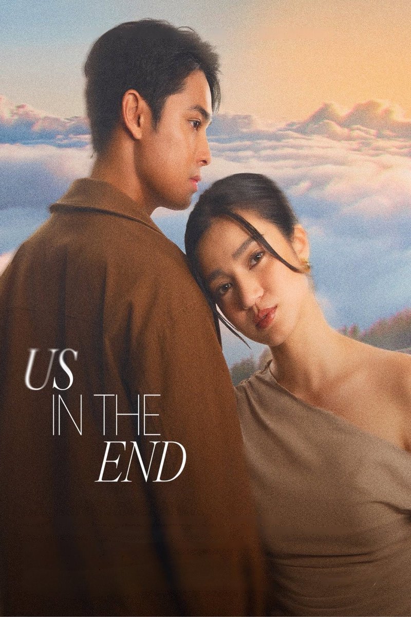 PlanetReviewDE's tweet photo. #UsInTheEndNetflix
Review ⭐️⭐️⭐️

#UsInTheEnd beginnt mit einer für uns überraschend interessanten Idee: Was passiert, wenn sich zwei Menschen nach Jahren noch lieben, ihre Beziehung aber trotzdem nicht mehr funktioniert? Cisco und Cheska stehen mitten im Berufsleben, haben gemeinsame Erfahrungen und Zukunftspläne, entwickeln sich beruflich jedoch zunehmend in unterschiedliche Richtungen. Eine letzte gemeinsame „Trennungsreise“ soll schließlich zeigen, ob ihre Beziehung überhaupt noch zu retten ist. Die größte Stärke des Films sind für uns Donny Pangilinan und Belle Mariano. Ihre Chemie funktioniert hervorragend und vermittelt glaubwürdig das Gefühl eines Paares, das bereits seit Jahren zusammen ist. Besonders die ruhigeren Szenen überzeugen, weil kleine Gesten und Gespräche ausreichen, um ihre gemeinsame Vergangenheit spürbar zu machen. Interessant ist vor allem Cisco. Cheska wird beruflich immer erfolgreicher, während ihre Erfolge seine eigenen Unsicherheiten verstärken. Aus anfänglicher Bewunderung entsteht zunehmend Konkurrenzdenken und schließlich offene Eifersucht. Dabei geht es längst nicht mehr nur darum, dass Cisco selbst erfolgreich sein möchte. Er scheint zunehmend Probleme damit zu haben, dass seine Partnerin erfolgreicher sein könnte als er. Pangilinan spielt diese unangenehme Seite überzeugend und versucht gar nicht erst, Cisco permanent sympathisch wirken zu lassen. Gerade deshalb funktioniert auch das berufliche Umfeld der Werbeagentur überraschend gut. Die Beziehung zwischen Cisco und Cheska entsteht nicht unabhängig von ihren Karrieren, sondern ist eng damit verbunden. Liebe, Ehrgeiz und Konkurrenz vermischen sich und geben dem Konflikt wesentlich mehr Substanz als ein gewöhnliches romantisches Missverständnis. Belle Mariano überzeugt uns gleichzeitig als Cheska, weil sie nicht einfach zur geduldigen Freundin degradiert wird. Sie besitzt eigene Ziele, ist ehrgeizig und zunehmend erschöpft davon, ständig mit Ciscos Unsicherheiten umgehen zu müssen. Umso bedauerlicher ist es, dass ihre Karriere später teilweise hauptsächlich dazu dient, Ciscos Reaktionen auszulösen. Das größte Problem entsteht für uns im letzten Teil des Films. #TayoSaWakas (🇩🇪 Titel) stellt zunächst eine ziemlich erwachsene und unangenehme Frage: Kann man jemanden lieben und trotzdem erkennen, dass man ohne diese Person besser dran wäre? Je toxischer Ciscos Verhalten wird, desto weniger fragen wir uns, ob die Beziehung gerettet werden kann, sondern vielmehr, warum Cheska überhaupt noch daran festhält. Genau diese Konsequenz traut sich der Film letztlich jedoch nicht zu. Eine späte melodramatische Wendung verändert die Perspektive auf vieles, was zuvor passiert ist, und wirkt für uns eher wie ein Ausweg des Drehbuchs. Statt konsequent zu zeigen, dass Liebe allein manchmal nicht ausreicht, versucht der Film doch noch, eine große romantische Erklärung für die Probleme des Paares zu finden. Das ist schade, denn unter der vertrauten romantischen Verpackung steckt ein wesentlich interessanterer Film über Ehrgeiz, männliche Unsicherheit, Konkurrenz und die Frage, was passiert, wenn der Erfolg des Partners das eigene Selbstbild bedroht. Pangilinan und Mariano hätten problemlos das Potenzial gehabt, diese unbequemere Geschichte zu tragen. 'Us in the End' ist deshalb für uns ein gut gespieltes und stellenweise überraschend erwachsenes Beziehungsdrama, das letztlich vor seinen eigenen Konsequenzen zurückschreckt. Die starke Chemie der Hauptdarsteller und der berufliche Konkurrenzkampf machen den Film sehenswert, doch ausgerechnet dann, wenn er wirklich mutig werden könnte, greift er auf vertraute Melodramatik zurück. #Netflix