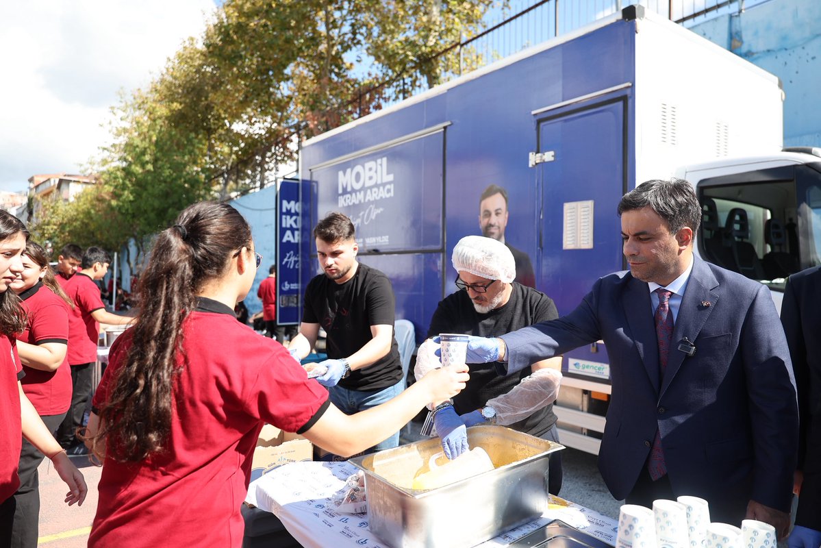 BagcilarBld's tweet photo. Derslere başlamadan önce sıcacık bir mola. 🥣

Ders öncesi çorbamız hazır. Lise öğrencilerimize sıcak çorba ikram ediyoruz. https://t.co/dGBPzCEBpD