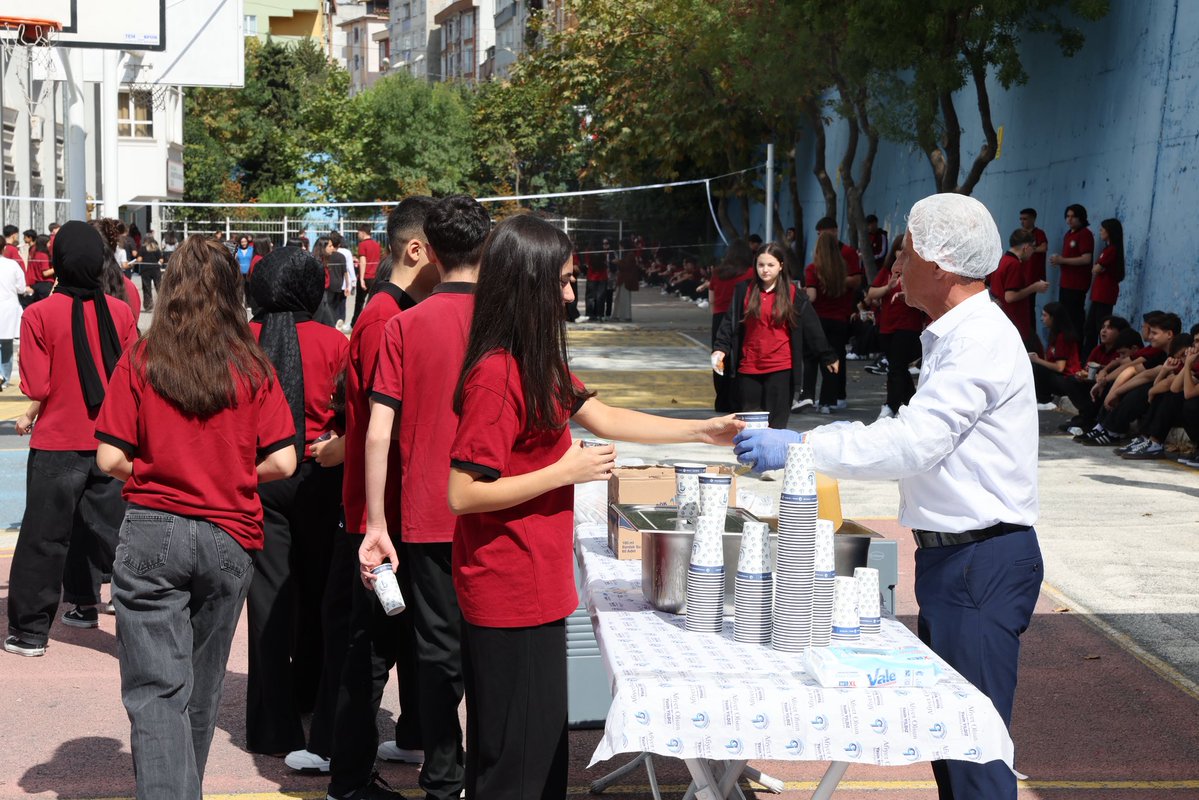 BagcilarBld's tweet photo. Derslere başlamadan önce sıcacık bir mola. 🥣

Ders öncesi çorbamız hazır. Lise öğrencilerimize sıcak çorba ikram ediyoruz. https://t.co/dGBPzCEBpD