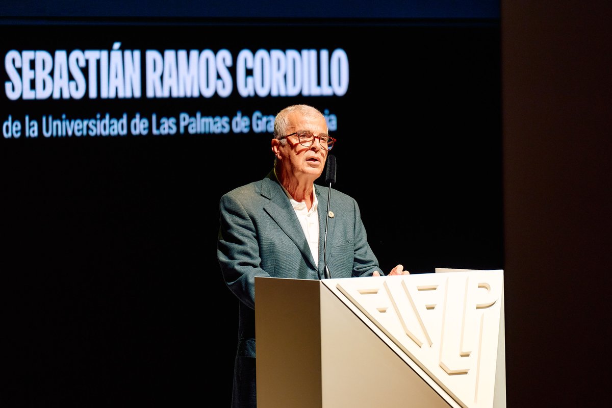 RFIFLP's tweet photo. 🗣️ | Antonio Ramos Gordillo encarna la voz de los galardonados en el Centenario de la RFIFLP: "Ningún jugador es tan bueno como todos juntos"

🎖️El doctor y profesor grancanario ofreció un emotivo discurso en representación de los más de 60 distinguidos

🔗https://t.co/f0f04xSmVk https://t.co/1GQKMDFBi3