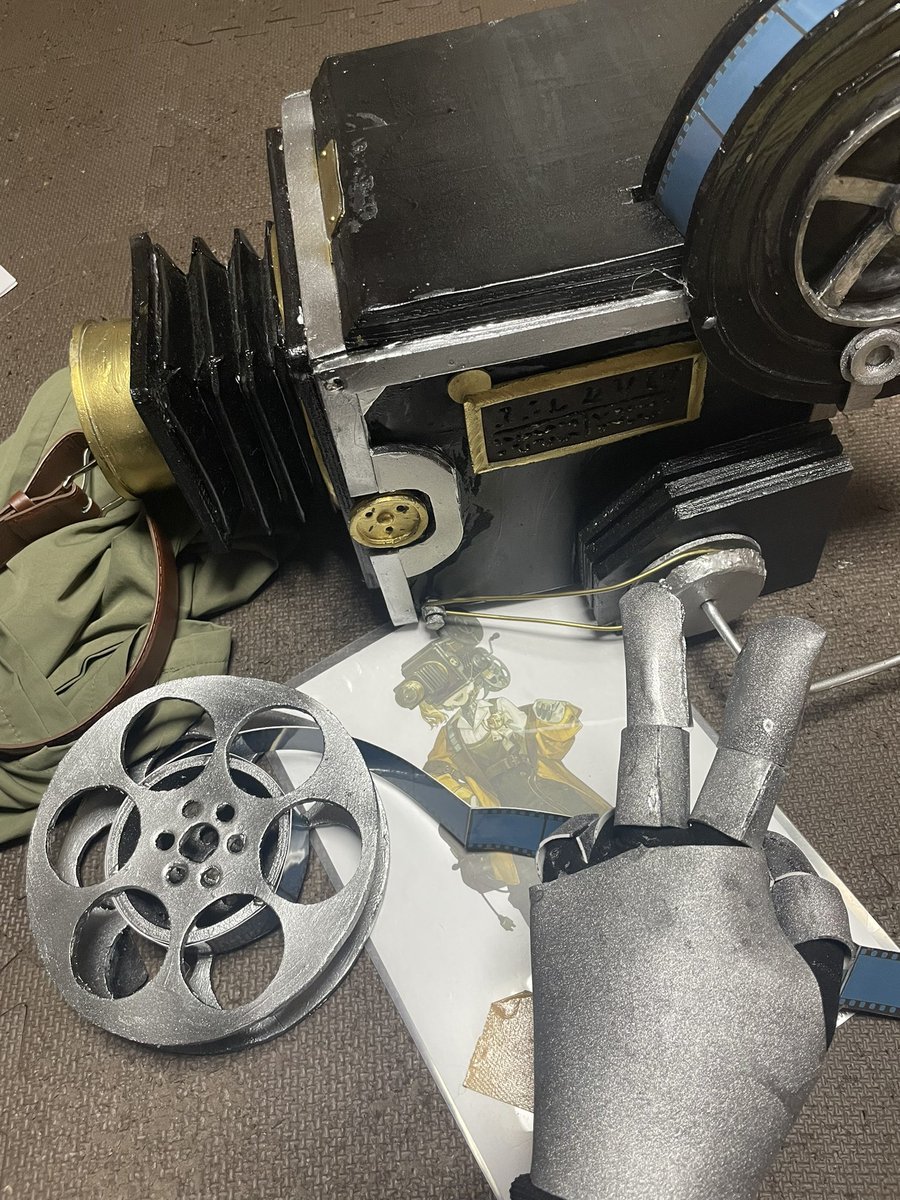 doku_gekibutu's tweet photo. スツうさ3まで10日を切ったようで。
制作にもブーストをかけていきたい所存。

残念ながら今回ロガーヘッドの黄色いジャケットの素材となる服を見つけられなかったためフルボディで揃えることは不可能な様子。
であればここからは時間の限り可能な限り細かいパーツを作って揃える作業となります。 https://t.co/TrAzPrSQIn