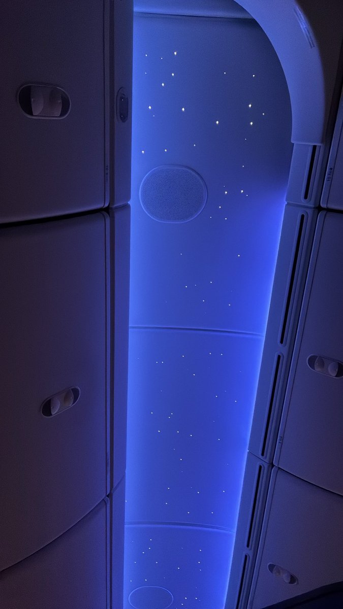 astercase's tweet photo. 在飛機上躺平打卡 https://t.co/EaH5Z9Natv