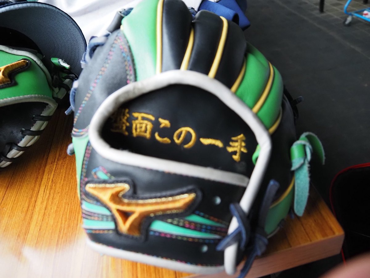 taguchi90's tweet photo. 全く役に立たなかった３０歳を捨てて３１歳になりました！
３１歳からは人生生き切ります！
少しでも応援してくれるその一言がまじで力になります。
シーズンもあとわずがですが、
最後まで諦めずに戦います！

グローブの刺繍は、
盤面この一手
意味は調べてねん
どんな時もこの先を左右する場面だと言い聞かせてがんばります！