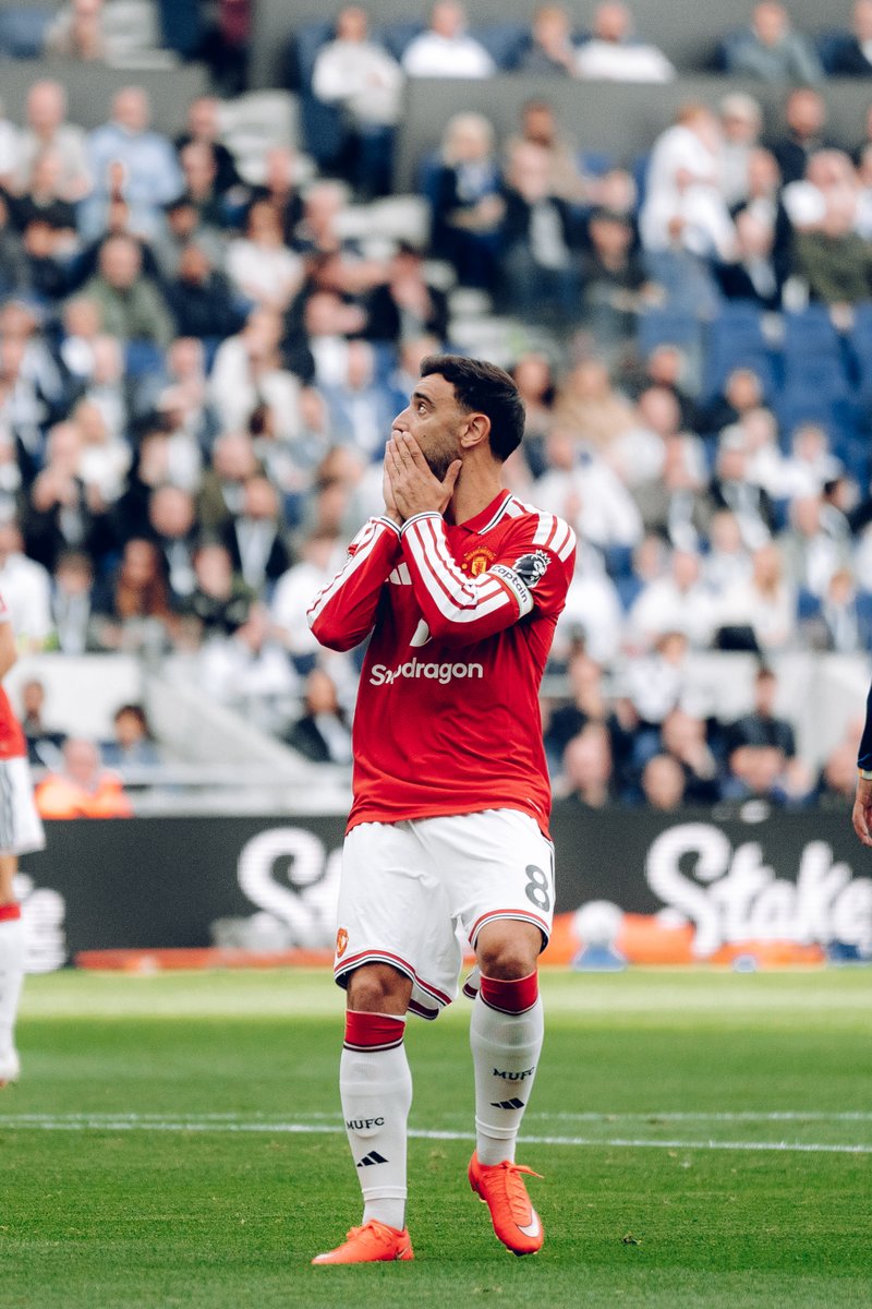 futbolarena's tweet photo. Gabriel Agbonlahor: "Bruno Fernandes tam bir sahtekar. Foden'ı yerde iki kez tekmeledi. Bu hareketin kırmızı kart olması gerekiyordu. Sonra Foden çok küçük bir tepki gösterince canı yanmamasına rağmen yerde yuvarlanmaya başladı." https://t.co/mZtg9fPpj2