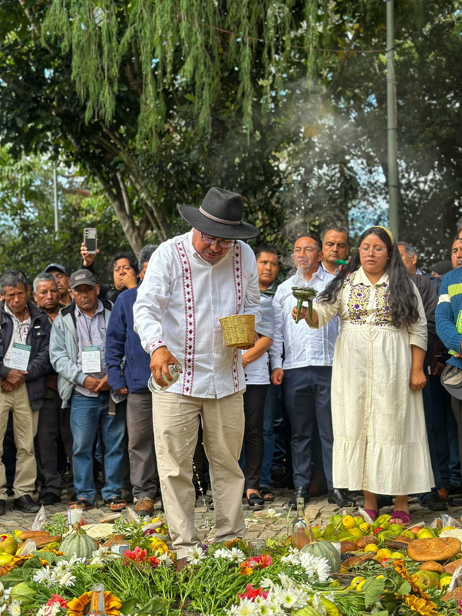 DEELAYUUK's tweet photo. ¡Con la Ley en la mano los pueblos del México profundo avanzan en la lucha por el reconocimiento de sus derechos inalienables!

Siguiendo las enseñanzas del Presidente Benito Juárez, los pueblos indígenas han abrazado el camino de la Constitución y la Ley para ejercer su libre determinación y autonomía, poner un alto a la discriminación y el racismo, combatir la pobreza y marginación, y sobre todo alcanzar la anhelada justicia. 

Desde Guelatao de Juárez y en todas las regiones indígenas del país, éste es el espíritu que nos anima a construir de manera colectiva la nueva Ley Indígena y Afromexicana, con unidad y respeto, y siempre por la vía del diálogo y el consenso. 

¡Este es el único camino para la verdadera liberación de nuestros pueblos y del renacimiento de México!