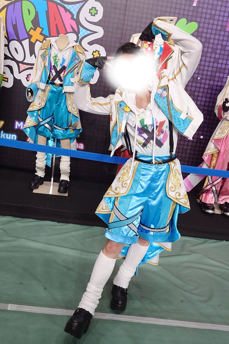 Shellimin_tigu2's tweet photo. 「手作り推し活選手権」参加失礼します！
ちぐさくんを推し始めてから今までに自作した衣装10着・ぬいぐるみ15体です🩵
推し様に見せた時に褒めていただけるのが嬉しくて作り続けていたら、気づけばこんな数になっていました( ˙꒳​˙ )՞

衣装はできる限り本家と同じ布・装飾・靴などを探し、1着2〜3ヶ月かけて制作しています✨
制作費は合計100万円超えです😂

今年の生誕祭ではマネキンをレンタルし、展示会風に「Handmadeコーナー」として全作品を展示しました！

4枚目は渾身の一着を本家の隣で撮影した写真です！

どれも思い入れのある作品なので、ぜひ採用していただけたら嬉しいです🙌🏻