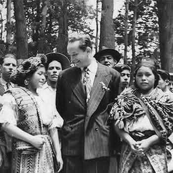 Juantiradora's tweet photo. Hoy se conmemora el nacimiento en 1913 de Jacobo Árbenz Guzmán, símbolo de la dignidad de Guatemala

🎉🎊Feliz cumpleaños, Coronel. Vivirás eternamente en el pueblo guatemalteco https://t.co/kU7bAbyi4R