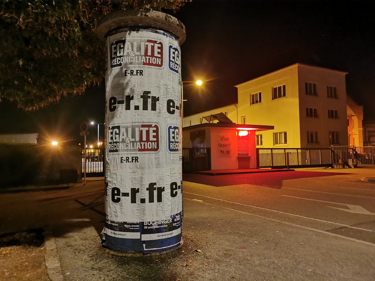 er_alsace's tweet photo. "Soral à raison ! "
Au tour des camarades colmariens de faire leurs travaux pratiques de rentrée. 
Affichage, slogans, présence : il faut savoir occuper l’espace et interpeller les regards.
Le militantisme, c’est aussi être présent, visible et actif sur le terrain.
Vivez ! 
Militez !