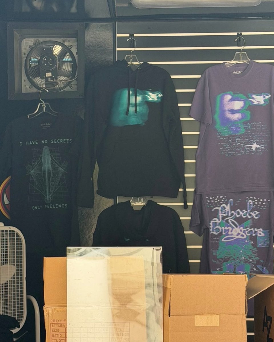raspberhrriies's tweet photo. 🚨 FIRST LOOK AT NEW PHOEBE BRIDGERS MERCH!! https://t.co/KK9D1ajGVj