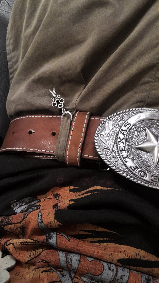 avinkatism's tweet photo. [QUEER FRIENDSHIP APPLICATION]

name: vinka
age: 23
occupation: selling tshirts!!! 
zodiac: 🦀
height: guess :3
hobby: boardgames!! and also i have been playing rdr2 alot lately
fun fact: i love boots, leathers, leather jackets, leather pants, rraaaaa i really love leathers https://t.co/6bpxVfjUuz