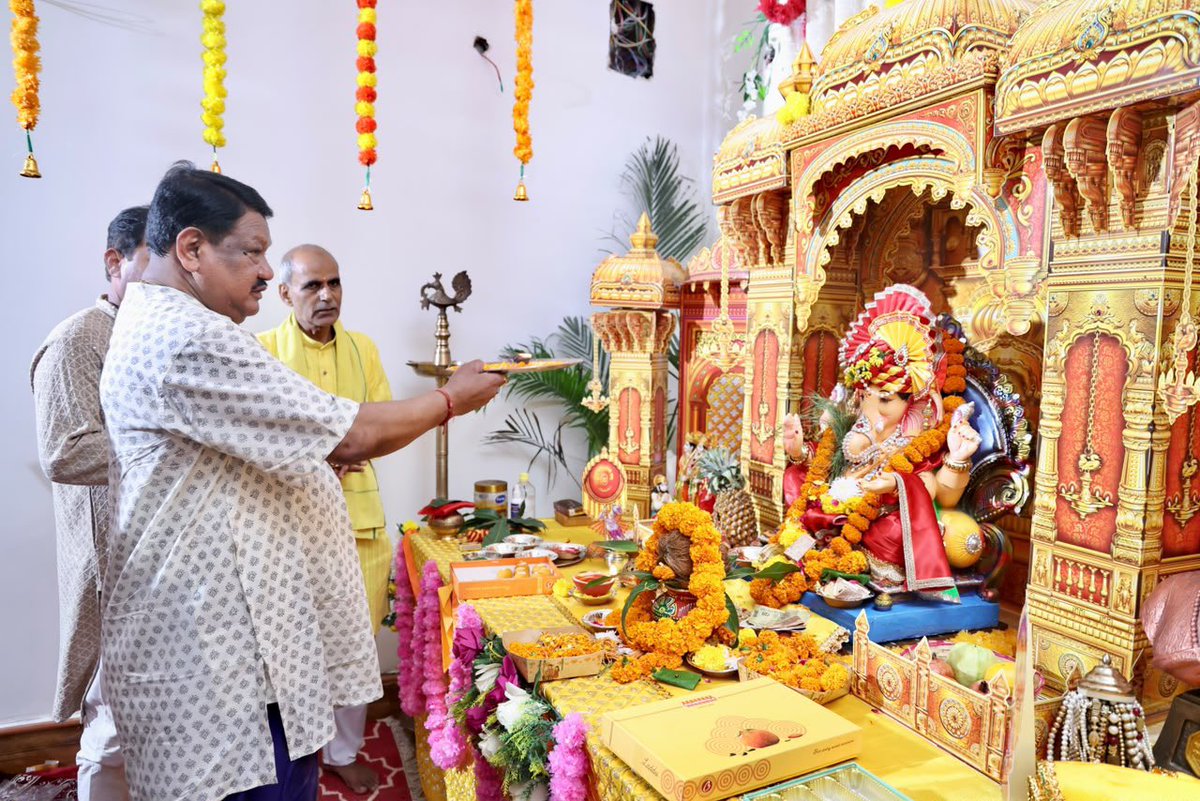 jualoram's tweet photo. आज श्री गणेश चतुर्थी के पावन अवसर पर डॉ० सुरेश चव्हांके जी (संस्थापक अध्यक्ष, सुदर्शन न्यूज़ चैनल) के नई दिल्ली स्थित आवास पर आयोजित गणेश उत्सव में शामिल होकर विघ्नहर्ता भगवान श्री गणेश के दर्शन का परम सौभाग्य प्राप्त हुआ। 

@SureshChavhanke https://t.co/SKThV8g62I