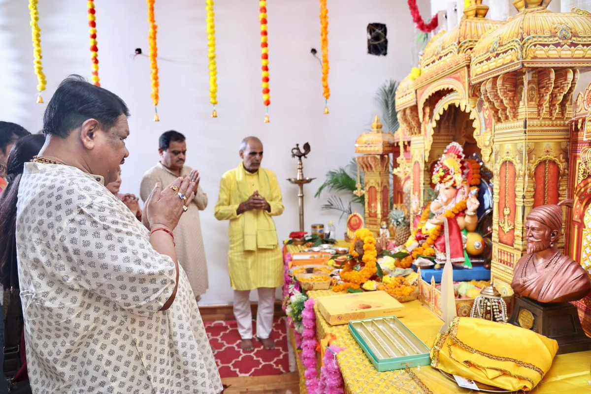 jualoram's tweet photo. आज श्री गणेश चतुर्थी के पावन अवसर पर डॉ० सुरेश चव्हांके जी (संस्थापक अध्यक्ष, सुदर्शन न्यूज़ चैनल) के नई दिल्ली स्थित आवास पर आयोजित गणेश उत्सव में शामिल होकर विघ्नहर्ता भगवान श्री गणेश के दर्शन का परम सौभाग्य प्राप्त हुआ। 

@SureshChavhanke https://t.co/SKThV8g62I