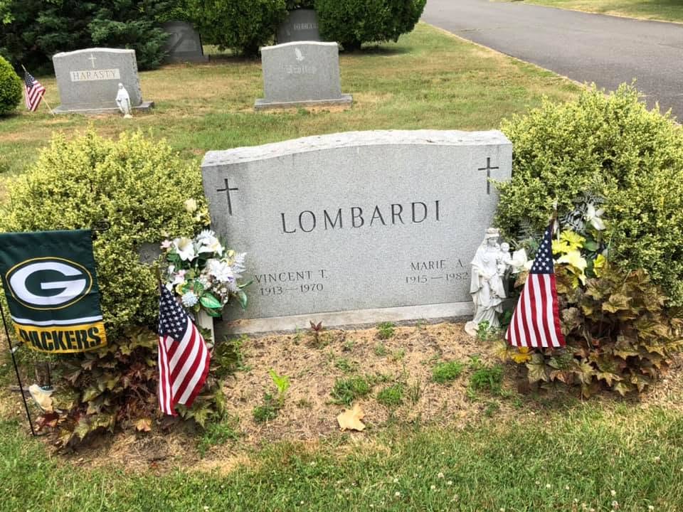 xradiotx's tweet photo. I have it on good authority😉 that a small earthquake hit Middletown, New Jersey, at Mount Olivet Cemetery last night when Matt {%$#*} LaFleur took points off the board in the 4th quarter. The ground in Section 30 appeared disturbed near one particular grave marker. #Packers https://t.co/cIVfhnoQQe
