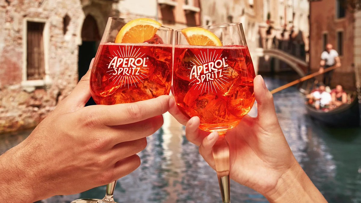pcamposnews's tweet photo. Como um aperitivo regional italiano virou uma categoria global de bebida🍊

Por mais de 100 anos, o Aperol era praticamente desconhecido fora do norte da Itália.

Até que em 2003, o Campari Group comprou a marca. Nisso, a venda não foi só de uma bebida, mas de todo um contexto e ritual. O resultado: de 60 milhões de doses por ano pra 1,5 bilhão.