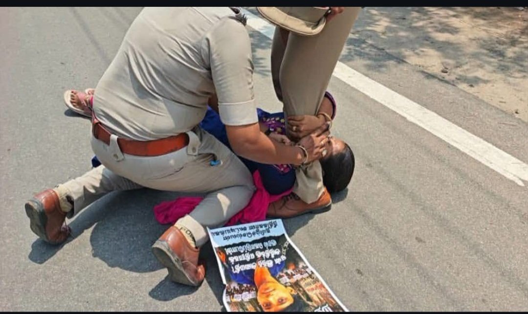 MouryaMNM's tweet photo. மதுரையில் 16 வயது சிறுவன் மர்மமான முறையில் இறந்து குளத்தில் மிதந்திருக்கிறான்.

இது ஆணவ கொலை என்று போராடும் கூட்டத்தில் இருந்து ஒரு பெண் காவல் அலுவலரின் காலை பிடித்து கெஞ்சுவது மனதை உலுக்குகிறது.

காவல்துறை பதில் அளிக்க வேண்டும். 
@tnpoliceoffl

#MNM 
#KamalHaasan
@maiamofficial https://t.co/oqLWpEhNKr