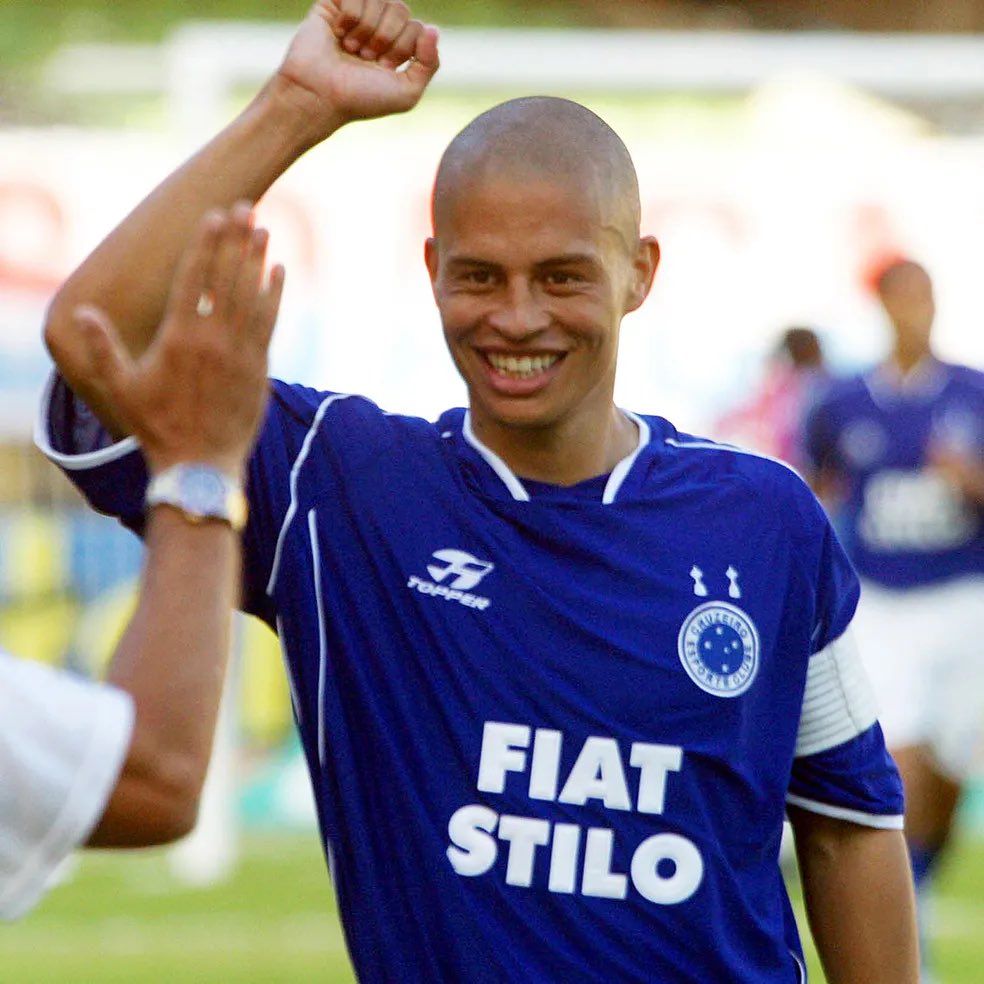futnostalgico's tweet photo. Em 2003, Alex viveu uma temporada histórica pelo Cruzeiro:

🎮 63 jogos
⚽ 39 gols
🎯 39 assistências
🔥 78 participações em gols
🏆 Campeonato Mineiro
🏆 Copa do Brasil
🏆 Campeonato Brasileiro
👑 Tríplice Coroa
🥇 Bola de Ouro da Placar como grande destaque do Brasileirão. https://t.co/j4kiOLuM3T