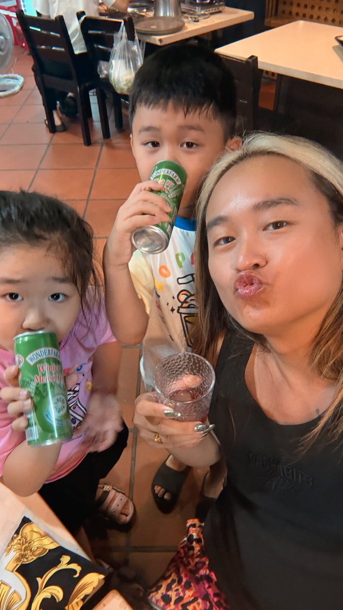 ShermanGratfl's tweet photo. Những ngày cuối ở quê, tui đã quá mệt mỏi đi làm giấy tờ hành chính… Đi ra mộ bố mẹ chào và xin tí may mà gặp đúng cơn bão, xin vào trú mưa, mong ông bà bố mẹ và chú ko trách con báng bổ 🙇🏼‍♀️ Thăm trường cũ, đi ăn mảnh, đi ăn cùng https://t.co/851589HFrH