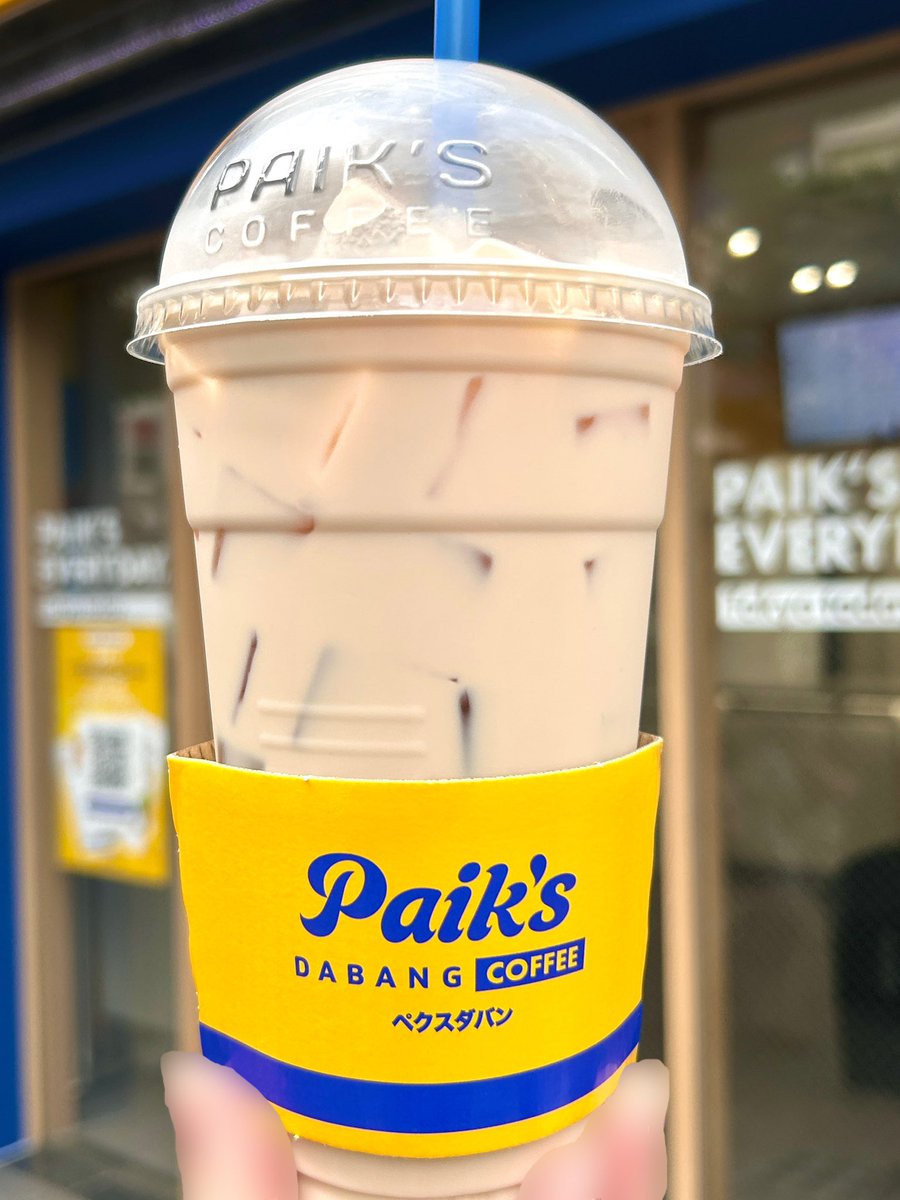 choccotte's tweet photo. 先月8月、新橋に新しくオープンした、韓国で大人気のコーヒーショップ😊✨
Paik's DABANG COFFEE☕️
( ペクスダバン )

アールグレイのミルクティーがまったりで、紅茶の香りも良くて凄い美味だった🍹
さらに、驚きの15cmもある巨大さにビックリで、満足度は抜群🥰👏

日本上陸の第1号店だそうで、テイクアウト専門のお店、アイスコーヒーならこのサイズで250円と言う、とんでもないお手頃感、韓国ドリンク凄すぎる👀✨

どんどんお客さんが来て人気、店員さんも韓国語で、ありがとうと言って商品を手渡してくれる本格的さ📝