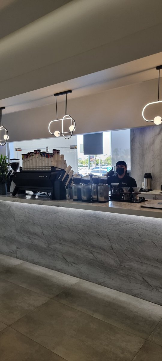 SHB1149's tweet photo. ☕️ «بوتر كيف».. من الجبيل تبدأ الحكاية
سعدت اليوم بزيارة مقهى #بوتر_كيف للأستاذ أبو ديم #العتيبي في مركز #الحويلات بالجبيل الصناعية ، والتجربة بصراحة #تستحق_الإشادة، مو بس لجودة القهوة، ولكن لأن خلف الفنجان قصة شاب سعودي مكافح عنده رؤية استثمارية وطموح للتوسع.
المقهى يقدم مجموعة جميلة من القهوة #المختصة بمحاصيل متنوعة؛ #كوستاريكية، #إثيوبية، #كولومبية و #سلفادورية، ولكل #محصول #نكهته ورائحته وشخصيته الخاصة.. و #الناس_أذواق، لكن #القهوة الزينة غالبًا يتفق عليها الجميع ☕️👌
ومع القهوة عندهم تشكيلة من #الحلويات، و #الكوكيز يتم إعداده في المقهى بطعم #مميز، يعني اللي داخل يقول: «قهوة بس».. الله يعينه إذا شاف الكوكيز 😄
اللافت في تجربة أبو ديم العتيبي أن طموحه ما توقف عند تشغيل مقهى؛ بل #استحوذ على #محمصة_بن في #الرياض لتأمين احتياجات #فروعه، والتي تصل إلى قرابة 1500 كيلو من البن لخمسة محلات في #الجبيل فقط، مع خطة وطموح للتوسع في مناطق أخرى.
وهذا هو #الاستثمار_الحقيقي ..
أن تبدأ من جودة المنتج، وتضبط سلسلة التوريد، وتحافظ على #السعر و #الخدمة، ثم تتوسع بخطوات محسوبة.
وسوق القهوة في الجبيل اليوم فيه منافسة قوية، و #الزبون أصبح يعرف ويميّز، وما يرجعه للمكان مرة ثانية الاسم والديكور فقط؛ اللي يرجعه فعلًا جودة #الفنجان، #حسن_التعامل، و #السعر_المناسب .
وموقع بوتر كيف في #مركز_الحويلات يخدم أهالي #الجبيل_الصناعية ومرتادي المنطقة بشكل جميل، وخصوصًا المتسوقين في #بنده الحويلات.. تخلص #مقاضي_البيت، وتكافئ نفسك بفنجان قهوة، وبعدها لا تلومنا على #الكوكيز 😂☕️
مثل هذه #المشاريع الشبابية السعودية تستحق الدعم والتشجيع، خصوصًا عندما يكون خلفها عمل وطموح ورؤية للنمو.
كل التوفيق لأبو ديم العتيبي، ومن الجبيل إلى بقية مدن المملكة بإذن الله 🇸🇦
واللي جرّب بوتر كيف، يعطينا رأيه: وش المحصول اللي ضبط مزاجكم؟ ☕️
#بوتر_كيف
#الجبيل
#الجبيل_البلد
#الجبيل_الصناعية
#الحويلات
#المنطقة_الشرقية
#الشرقية
#مقاهي_الجبيل
#قهوة_مختصة
#مشاريع_سعودية
#شباب_سعودي