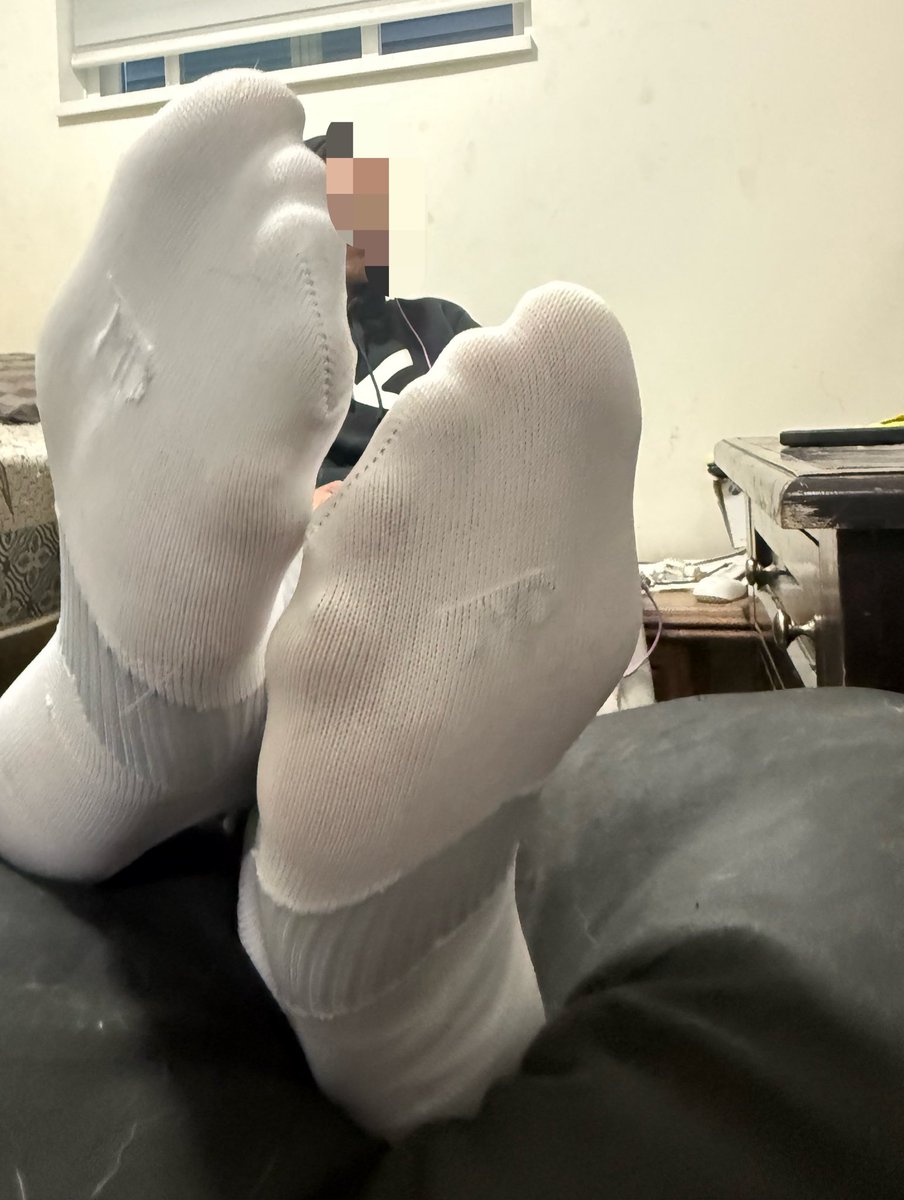 Dudestoes's tweet photo. Last night trying new socks on . #mansocks #malesocks #malesocksfetish #menwhitesocks #hotmalefeet #bigmalefeet #bigmanfeet #mandirtysocks #malesmellysocks #gayfootfetish #manfootfetish #manfeetfetish #manbigtoes https://t.co/WuFXtsJEiQ